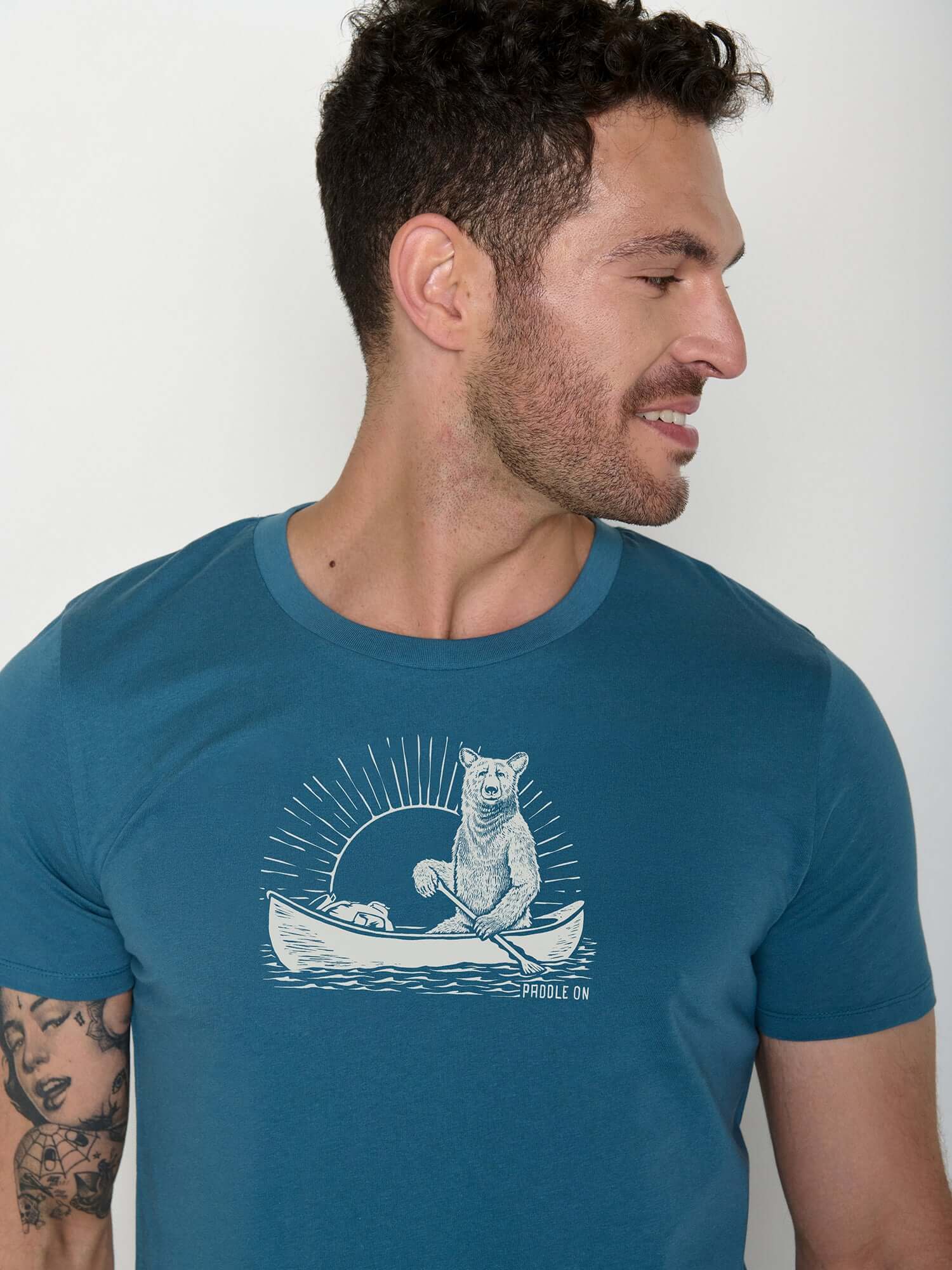 T-shirt homme à motifs ours en canoë en coton bio GOTS, bleu marée, détail du motif