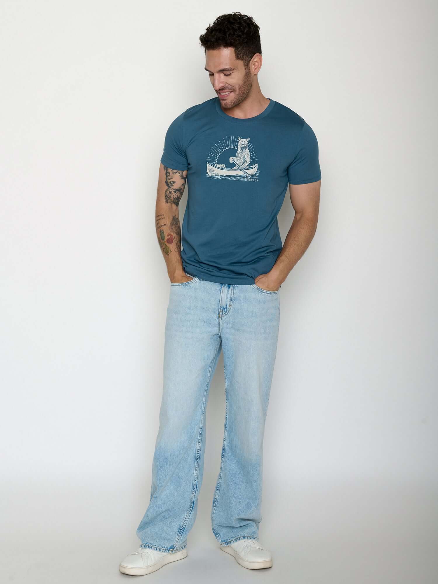 T-shirt homme à motifs ours en canoë en coton bio GOTS, bleu marée, porté de dos