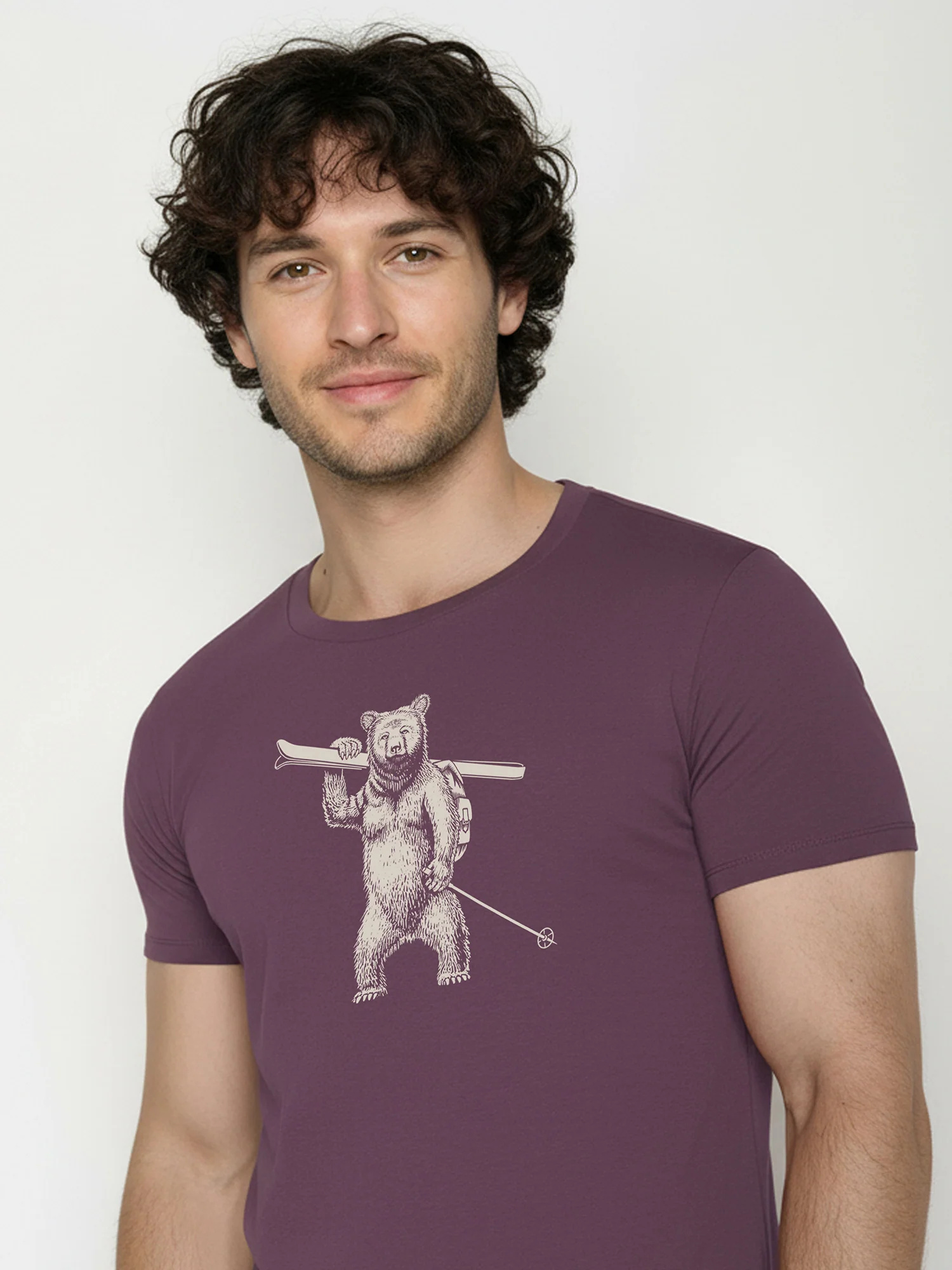 T-shirt homme à motifs ours skieur en coton bio GOTS, violet baie, détail du motif