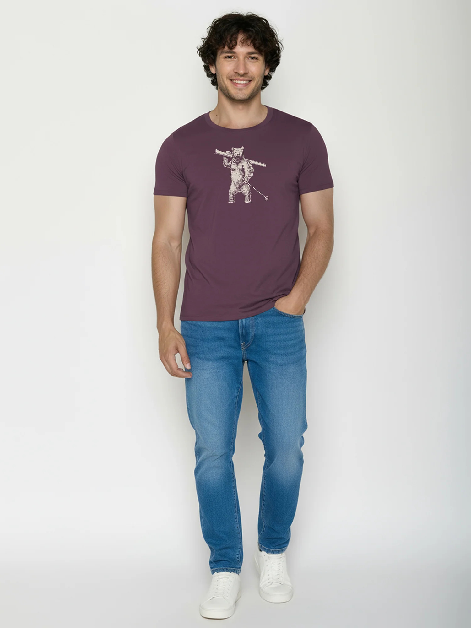 T-shirt homme à motifs ours skieur en coton bio GOTS, violet baie, porté de dos