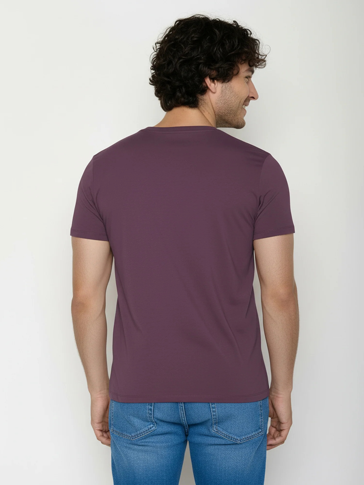 T-shirt homme à motifs ours skieur en coton bio GOTS, violet baie, vue portée en pied