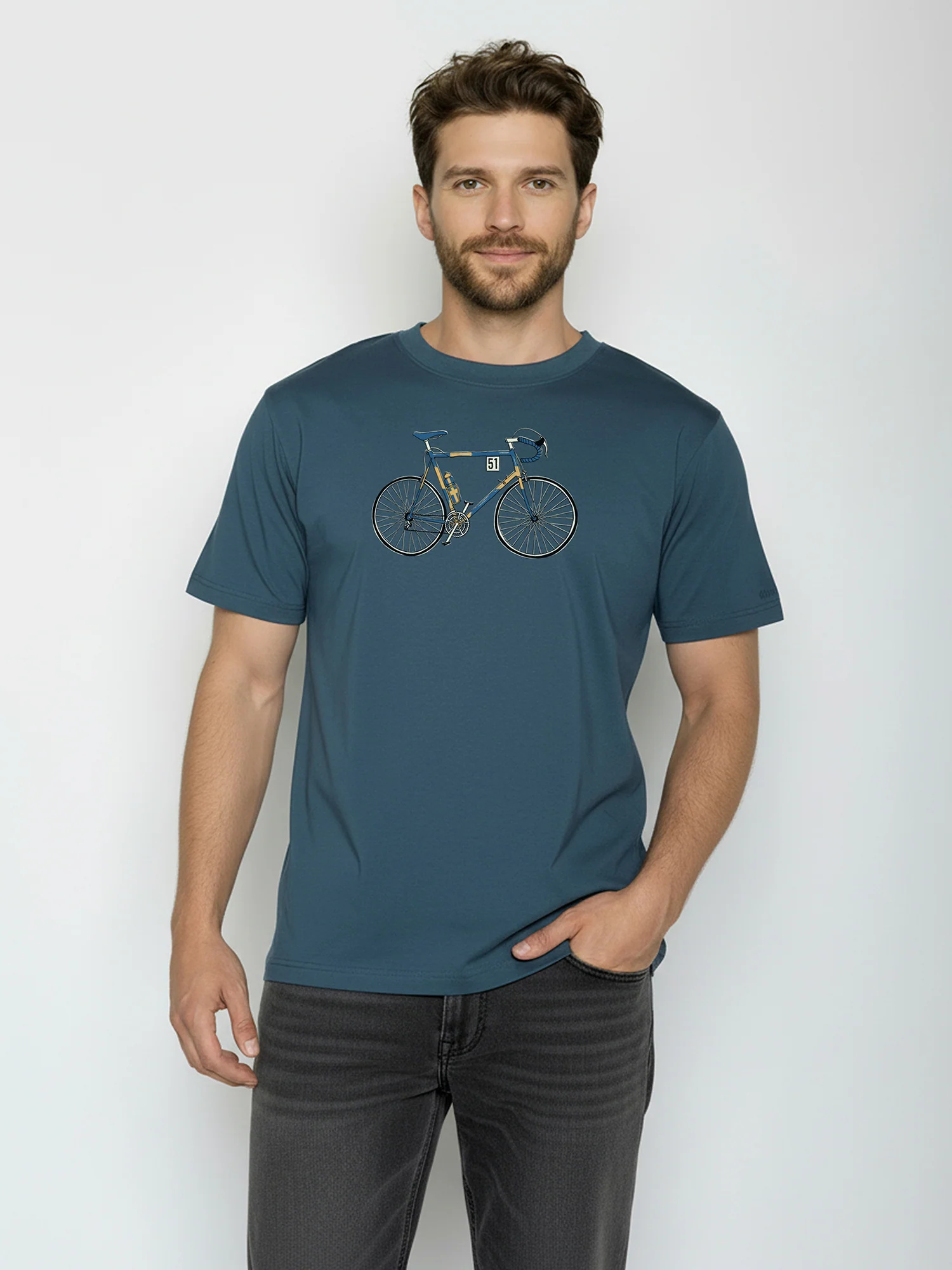 T-shirt homme à motifs vélo de course dossard 51 GREENBOMB en coton bio, porté, coloris bleu pin