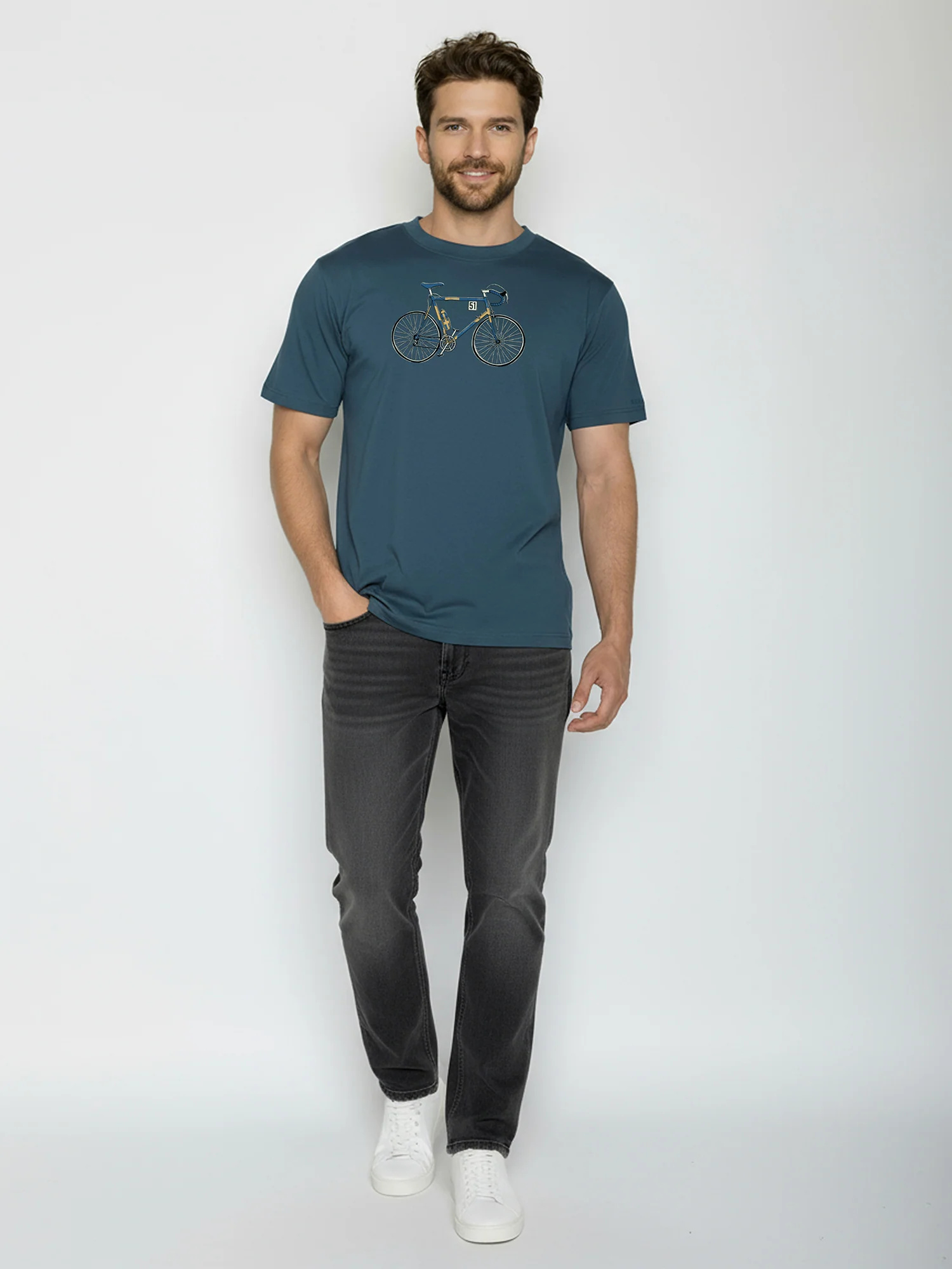 T-shirt homme à motifs vélo de course en coton bio GOTS, bleu pin, porté de dos