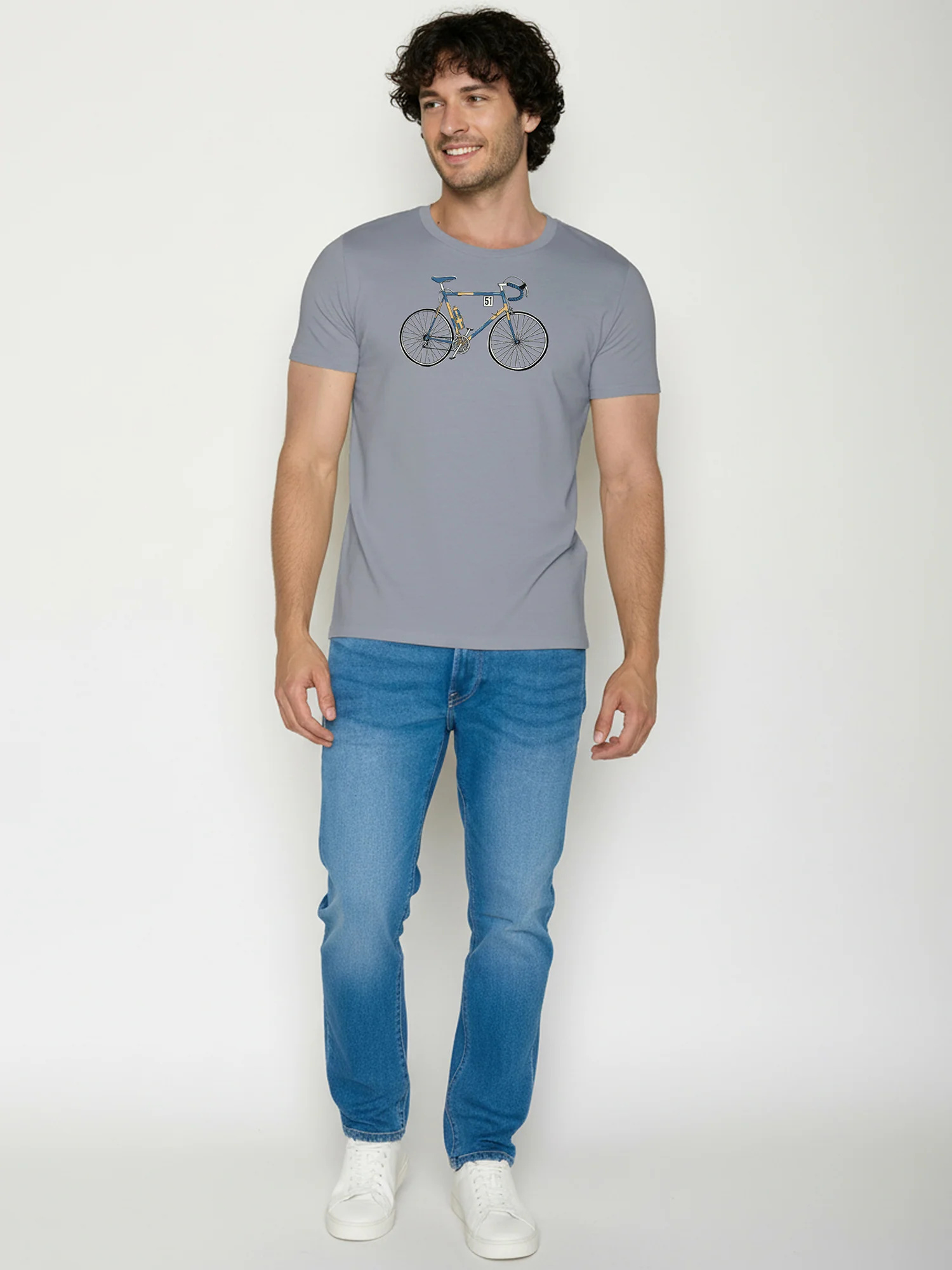 T-shirt homme à motifs vélo de course en coton bio GOTS, gris brume, porté de dos