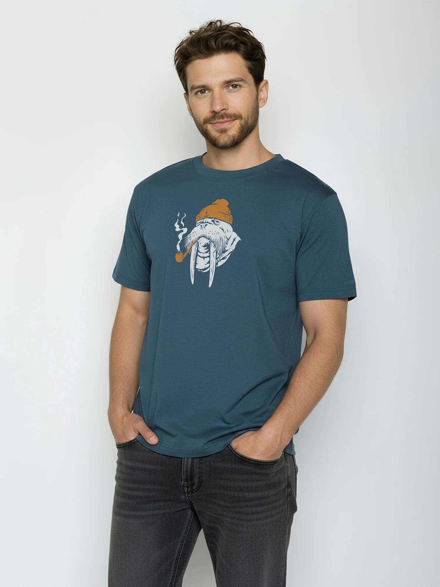 T-shirt homme à motifs morse au bonnet avec sa pipe GREENBOMB en coton bio, porté, coloris bleu pin
