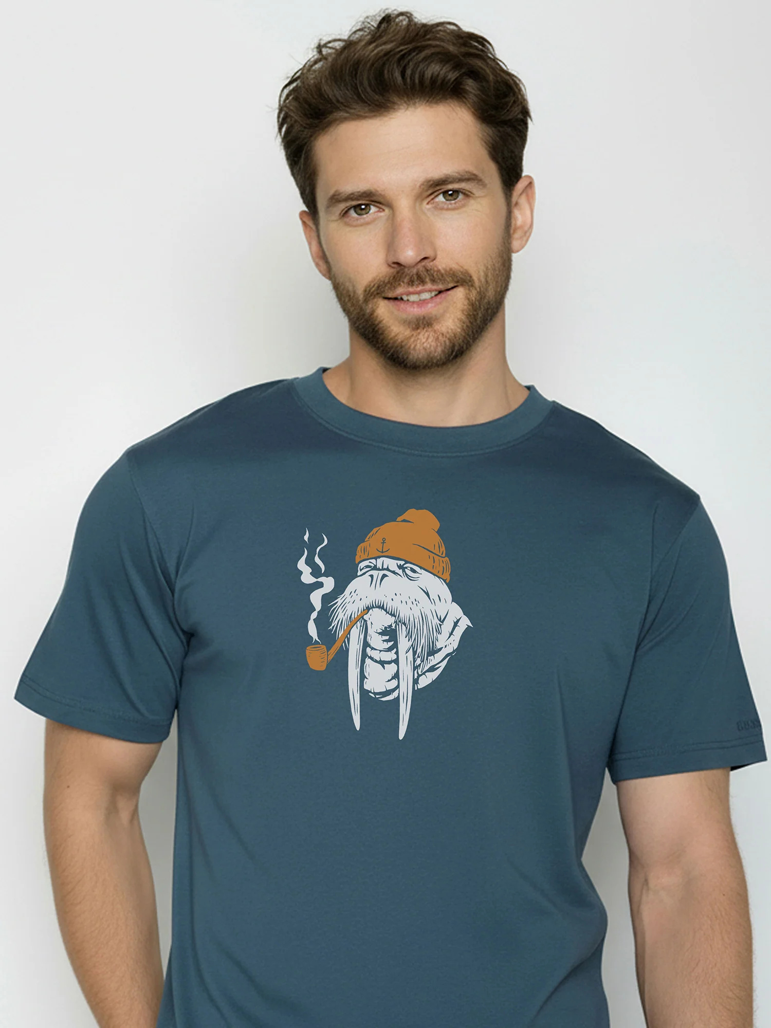 T-shirt homme à motifs morse en coton bio GOTS, bleu pin, détail du motif