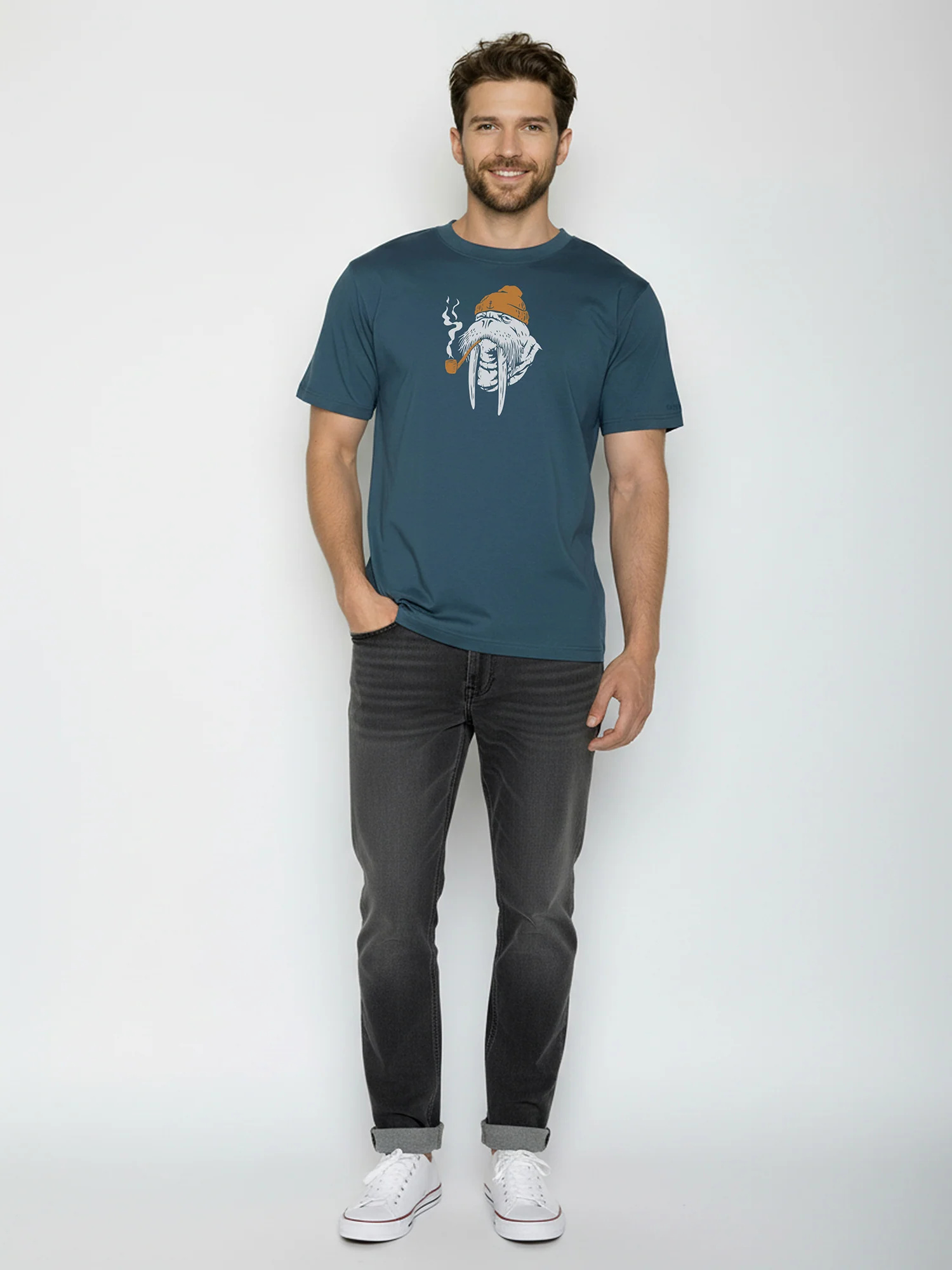 T-shirt homme à motifs morse en coton bio GOTS, bleu pin, porté de dos