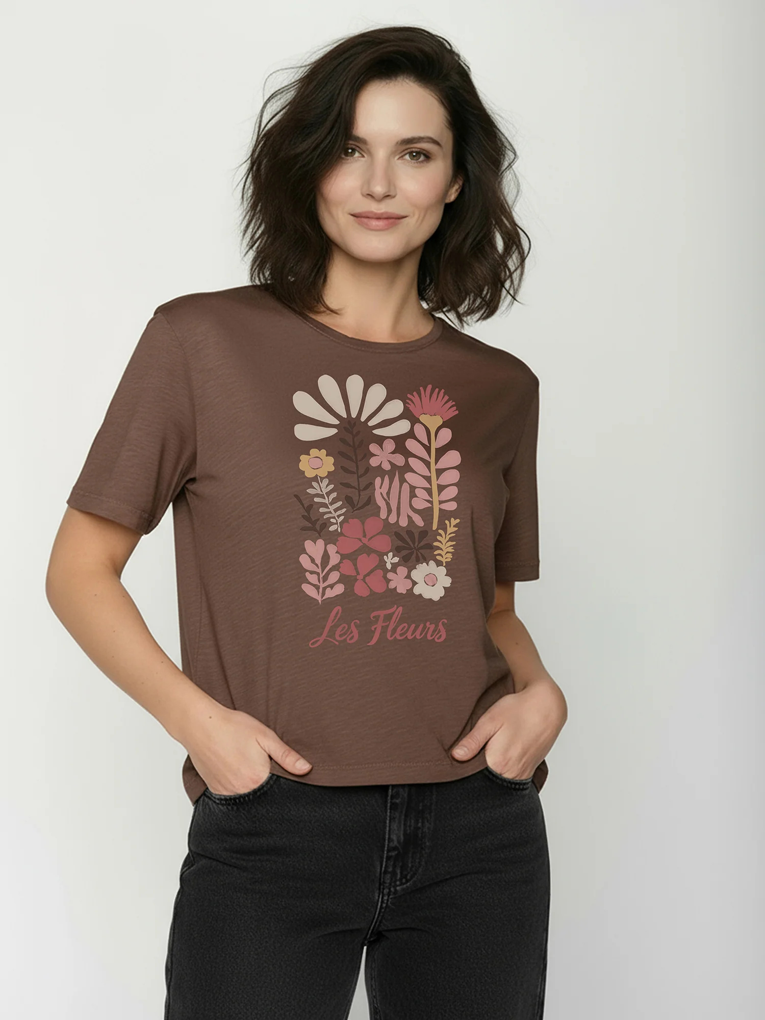 T-shirt femme à motifs fleurs GREENBOMB en coton bio, porté, coloris terre boisée