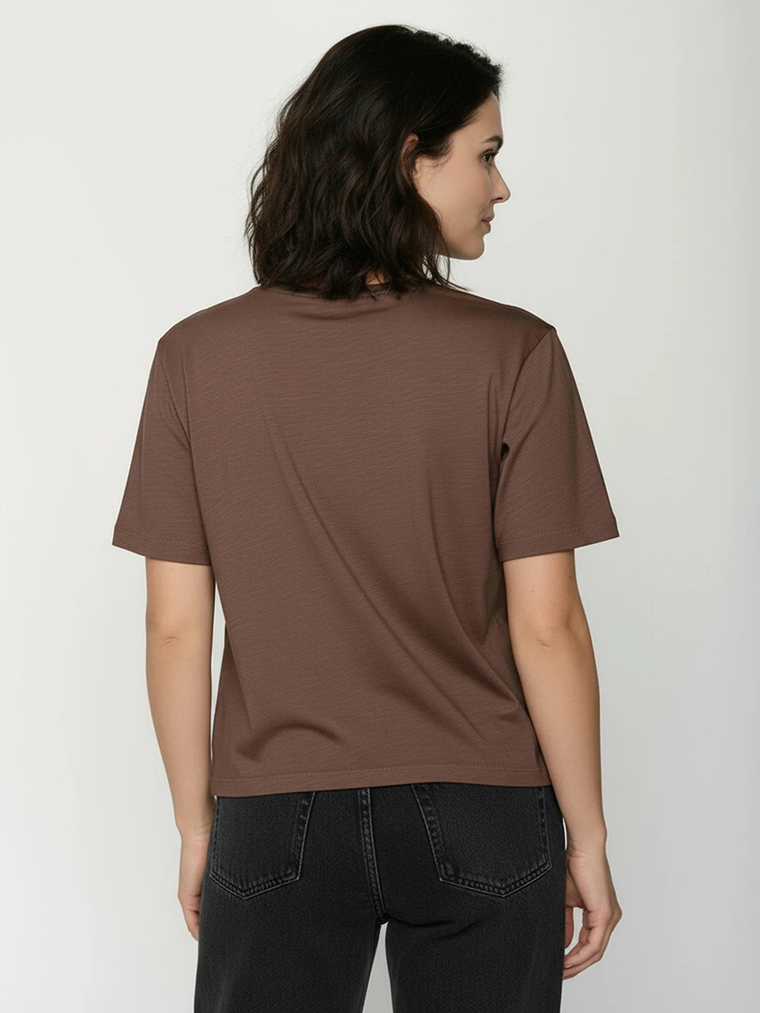 T-shirt femme à motifs fleurs en coton bio GOTS, terre boisée, vue portée en pied