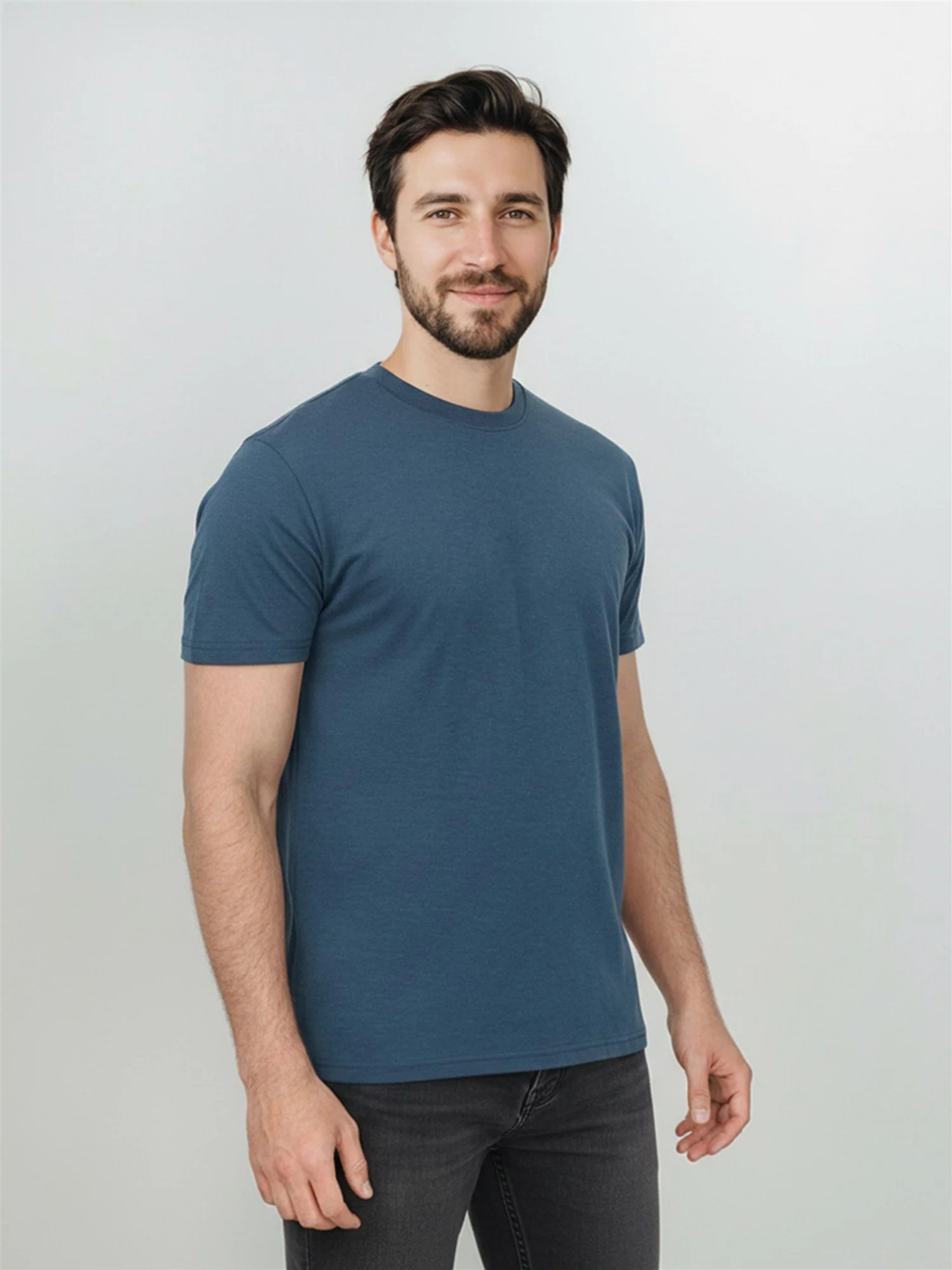 T-shirt homme uni en laine mérinos GREENBOMB, porté, coloris bleu pin