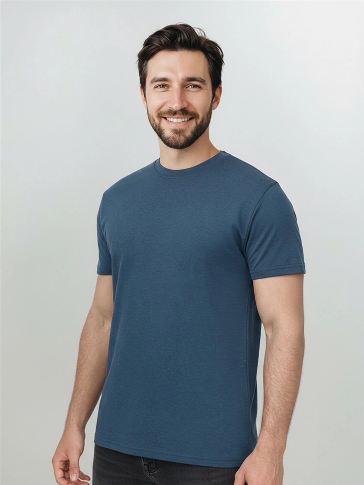 T-shirt homme uni en laine mérinos RWS, bleu pin, détail du col rond