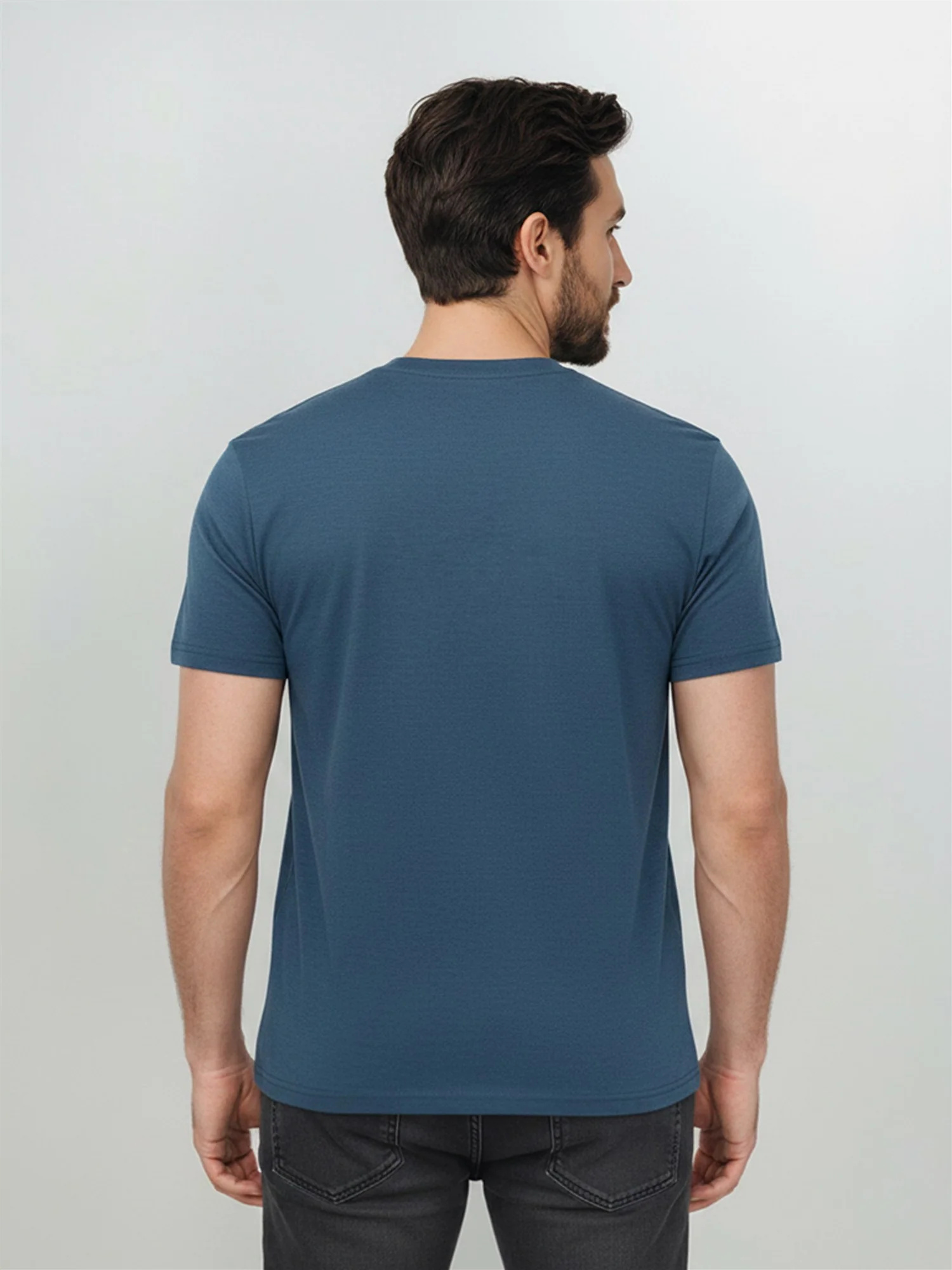 T-shirt homme uni en laine mérinos RWS, bleu pin, vue portée en pied
