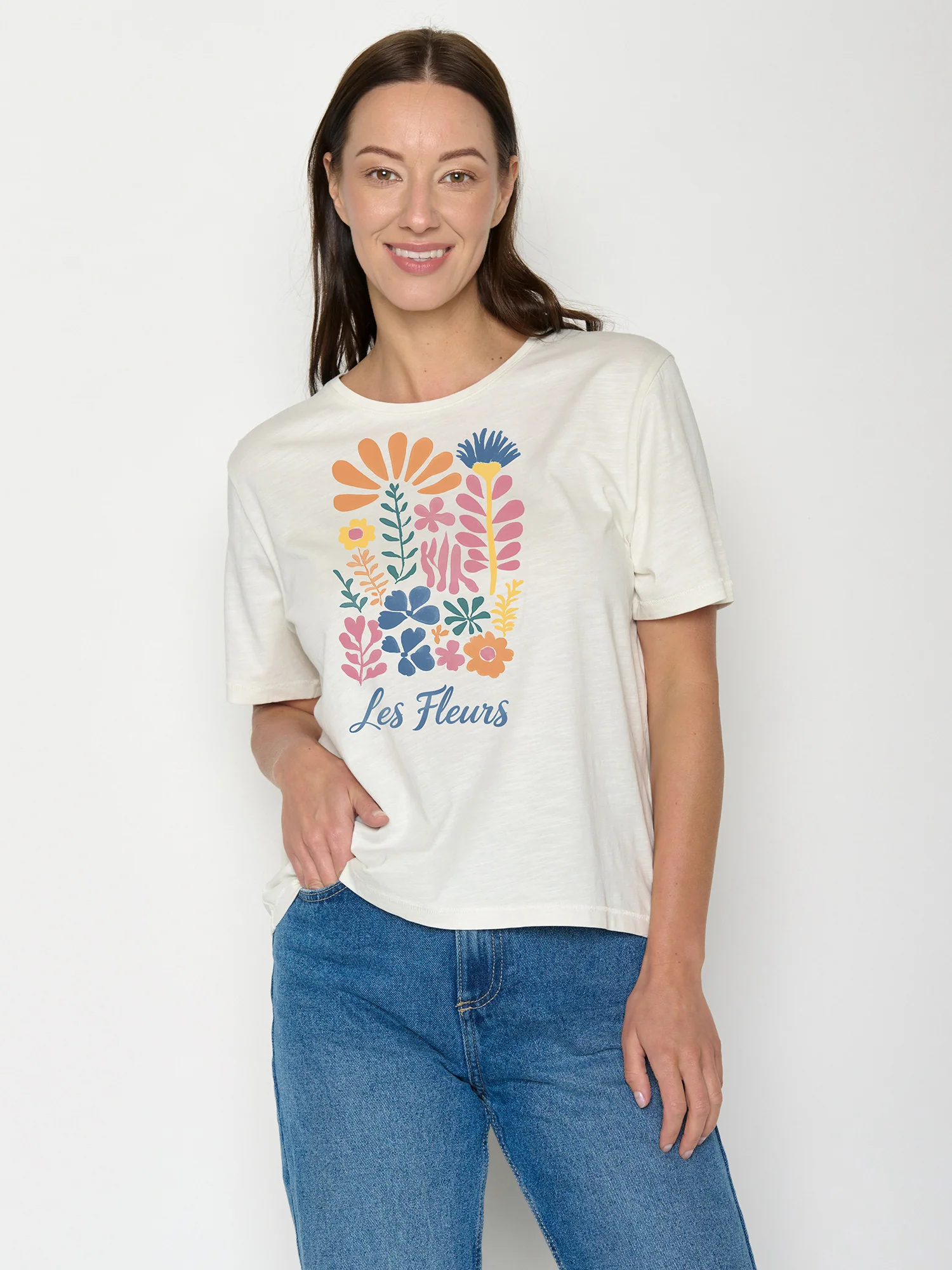 T-shirt femme à motifs fleurs GREENBOMB en coton bio, porté, coloris pierre de lune