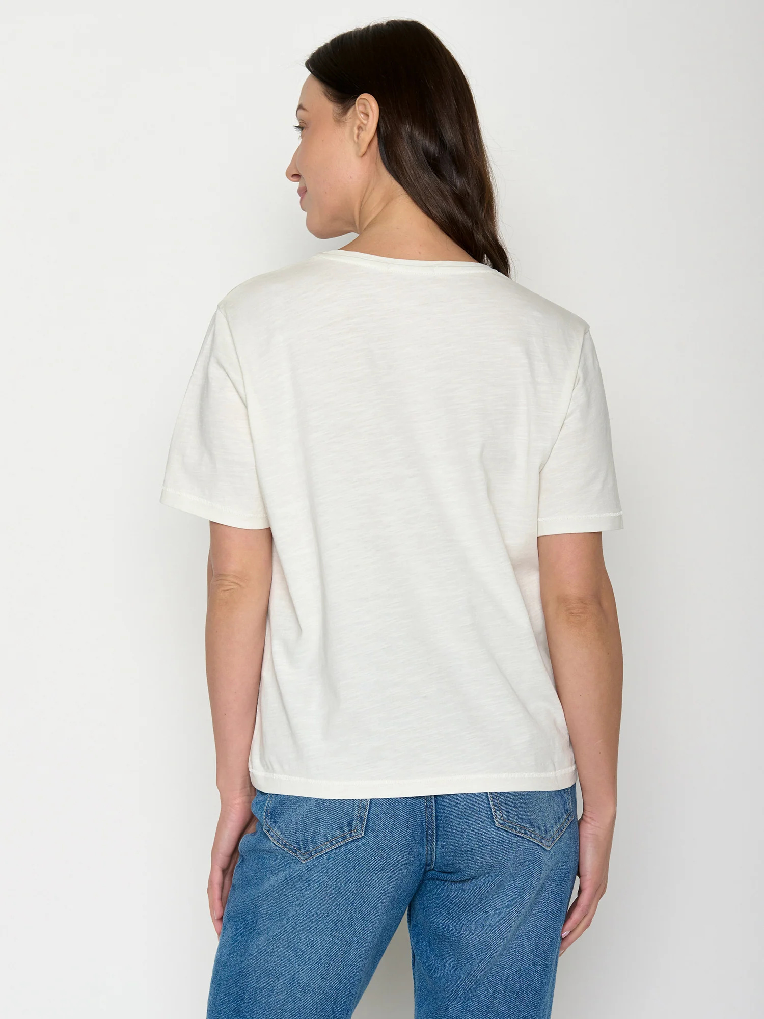 T-shirt femme à motifs fleurs en coton bio GOTS, pierre de lune, vue portée en pied