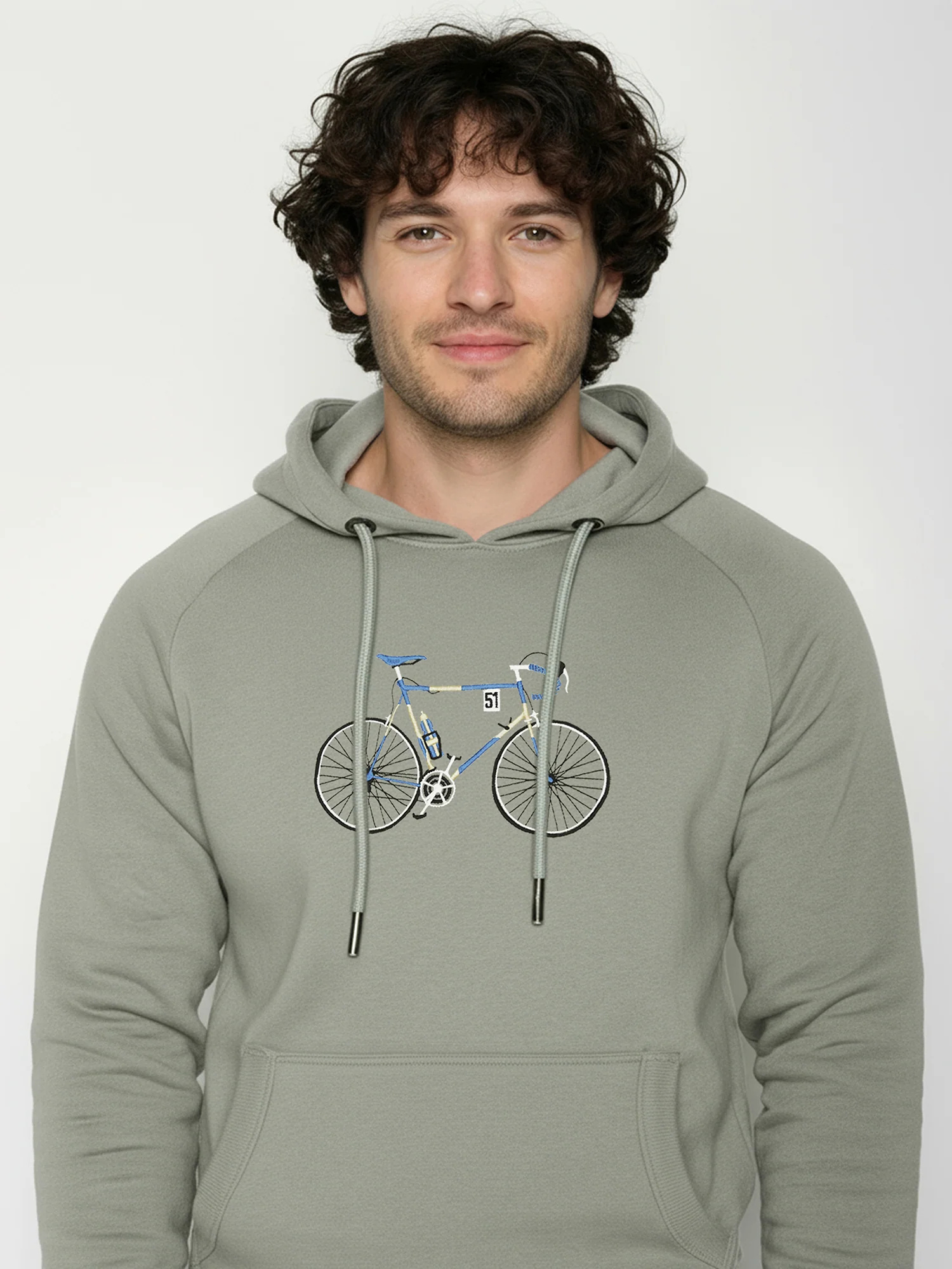 Sweat à capuche homme en coton bio GOTS, détail du motif vélo de course, vert mousse clair