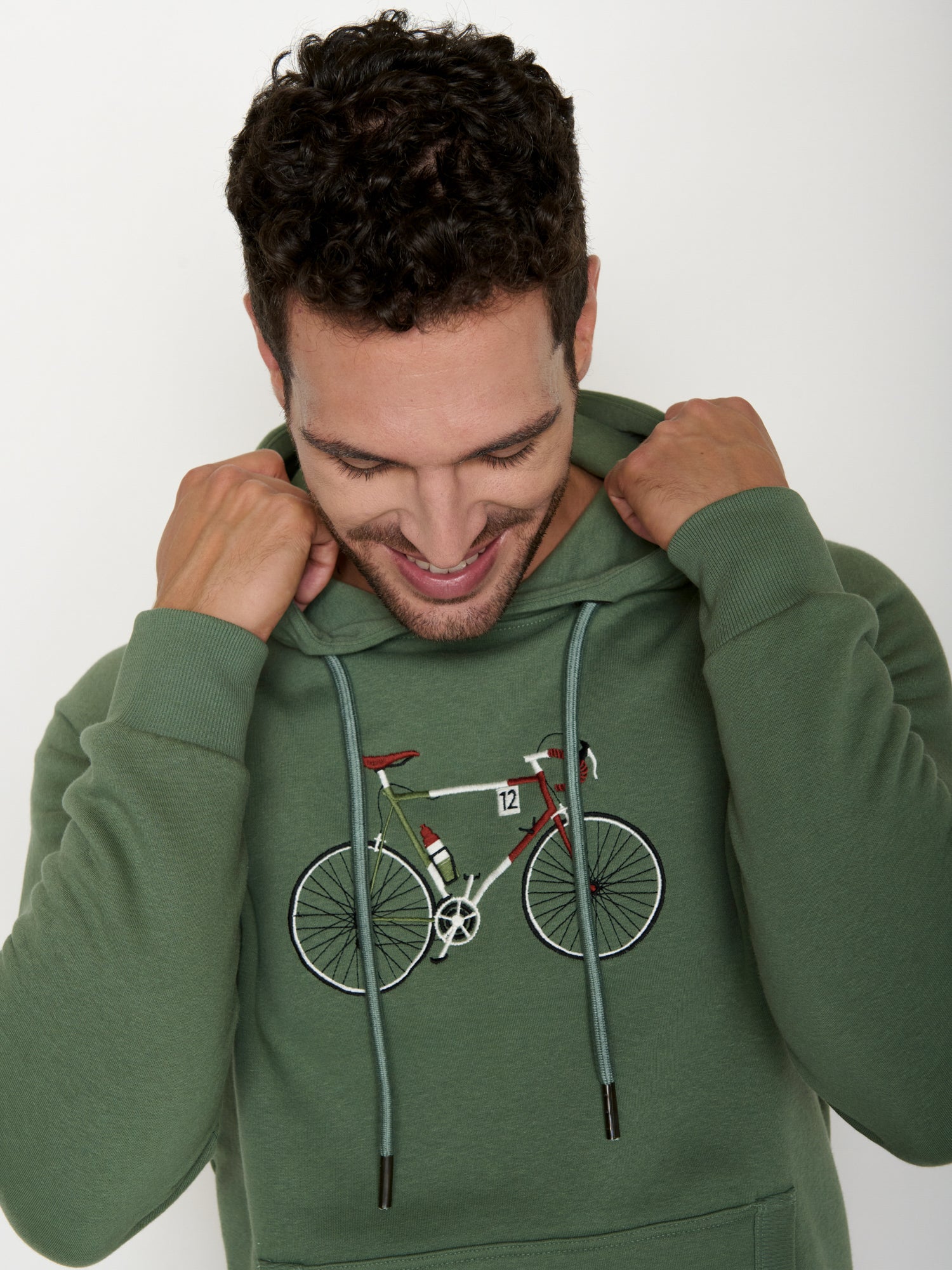 Sweat à capuche homme en coton bio GOTS, détail du motif vélo de course, vert sauge