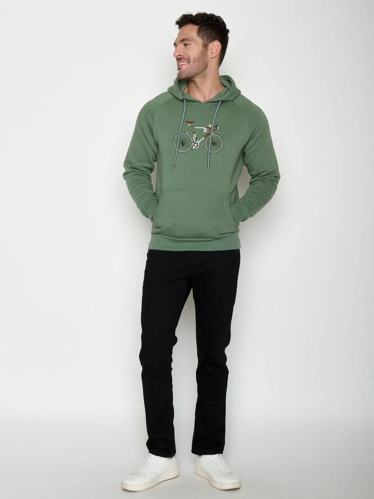 Sweat à capuche homme GREENBOMB en coton bio, porté de dos, manches raglan, vert sauge
