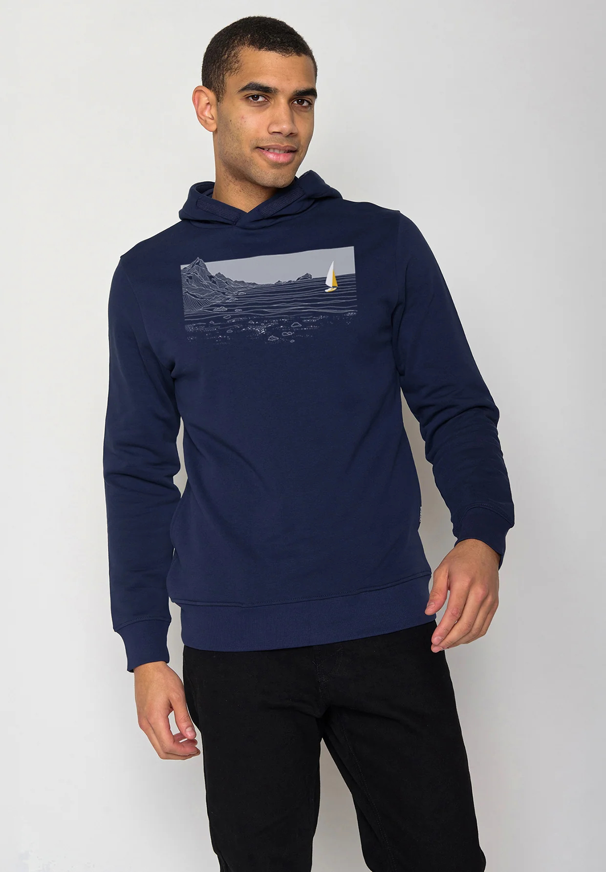 Sweat à capuche homme GREENBOMB en coton bio porté, motif côte et voilier, bleu marine