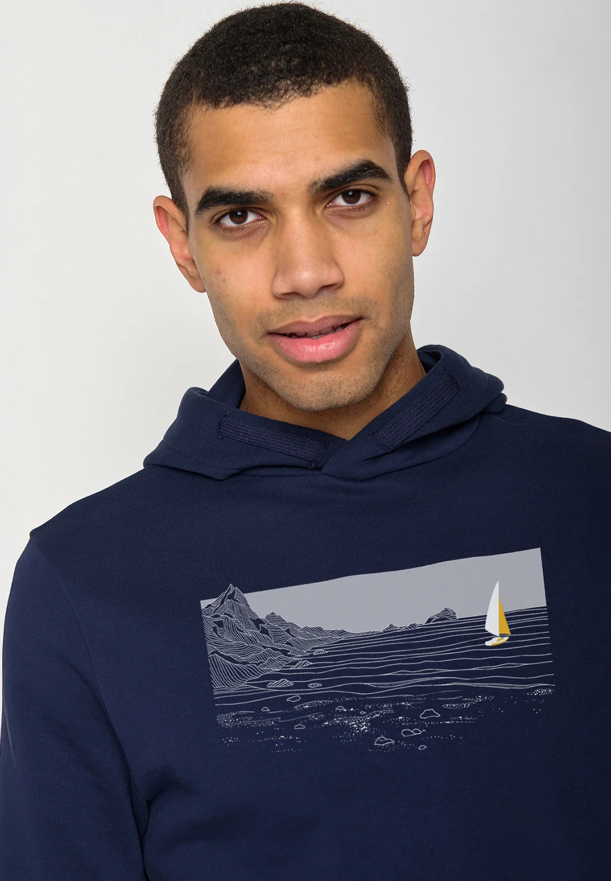 Sweat à capuche homme en coton bio GOTS, détail du motif côte et voilier, bleu marine
