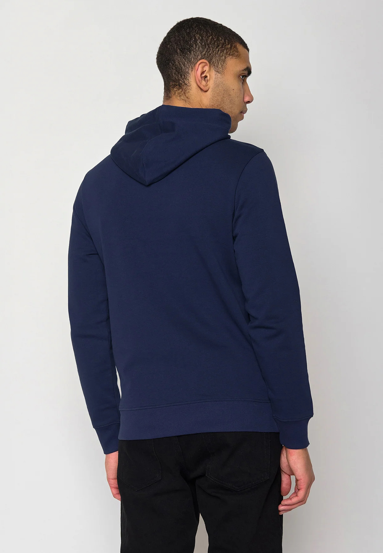 Sweat à capuche homme GREENBOMB en coton bio, porté de dos, coupe cintrée, bleu marine