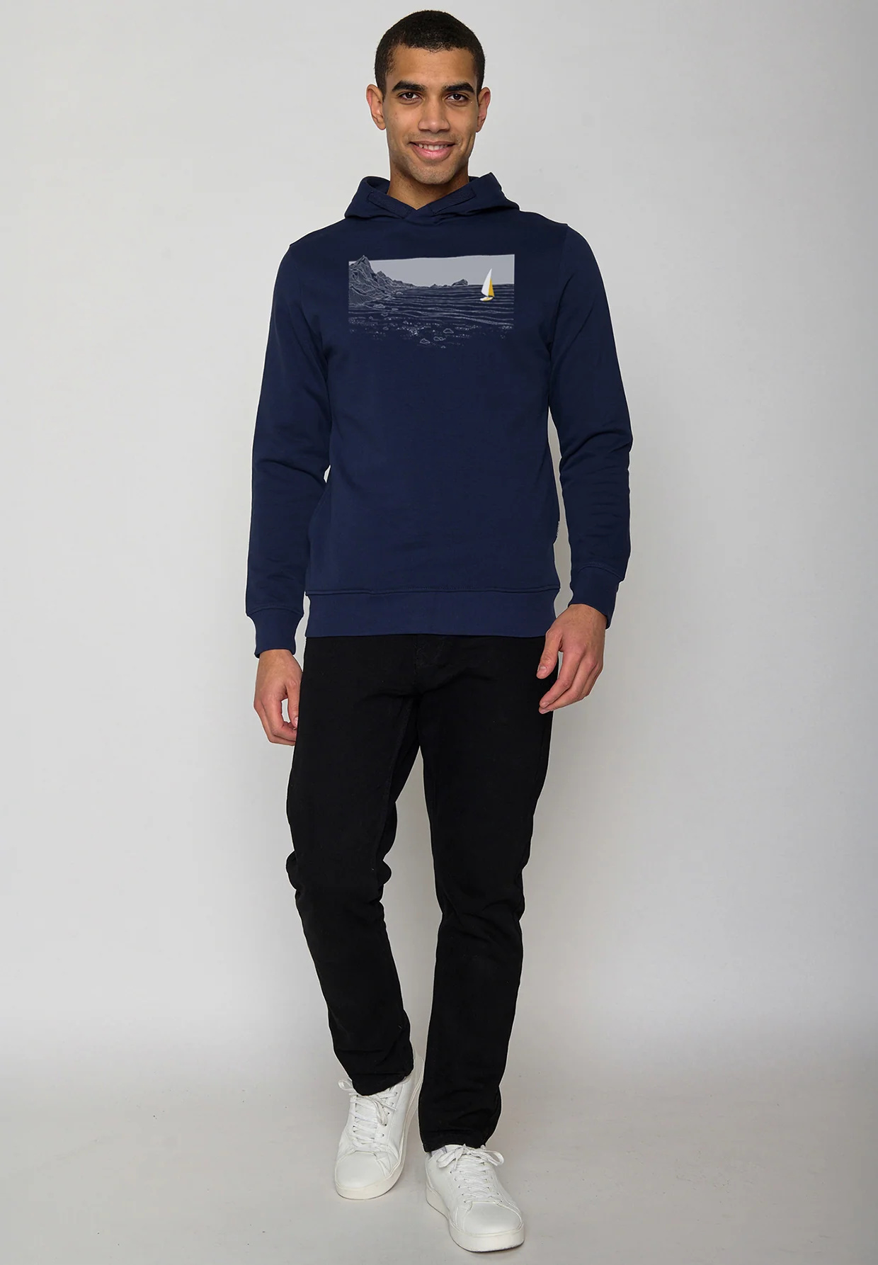 Sweat à capuche homme à motifs côte et voilier en coton bio, vue portée en pied, bleu marine