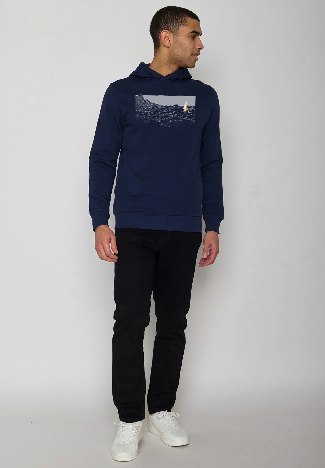 Sweat à capuche homme en coton bio GOTS, détail poche kangourou et cordon de capuche, bleu marine