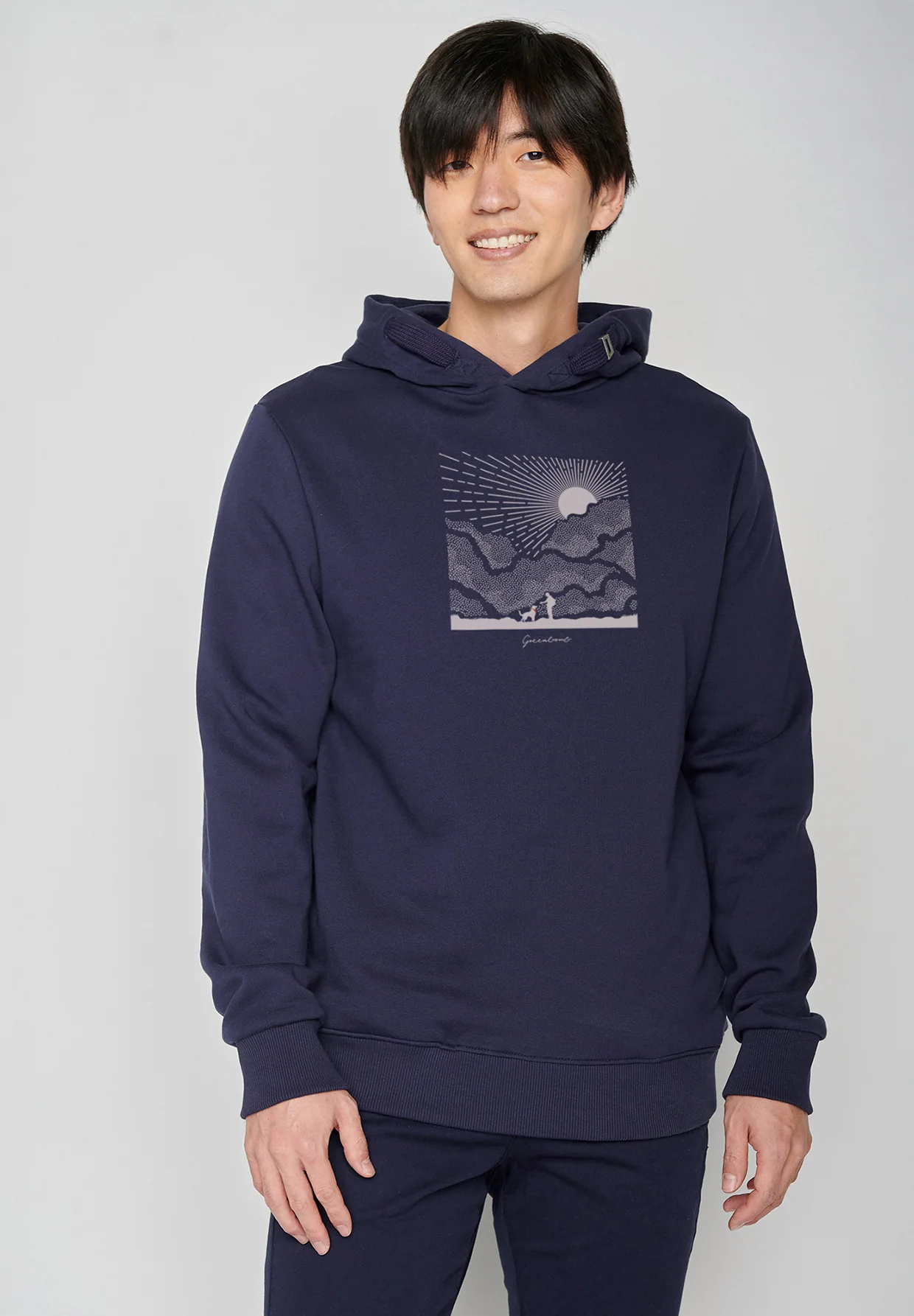 Sweat à capuche homme GREENBOMB en coton bio porté, motif promeneur et chien, bleu marine