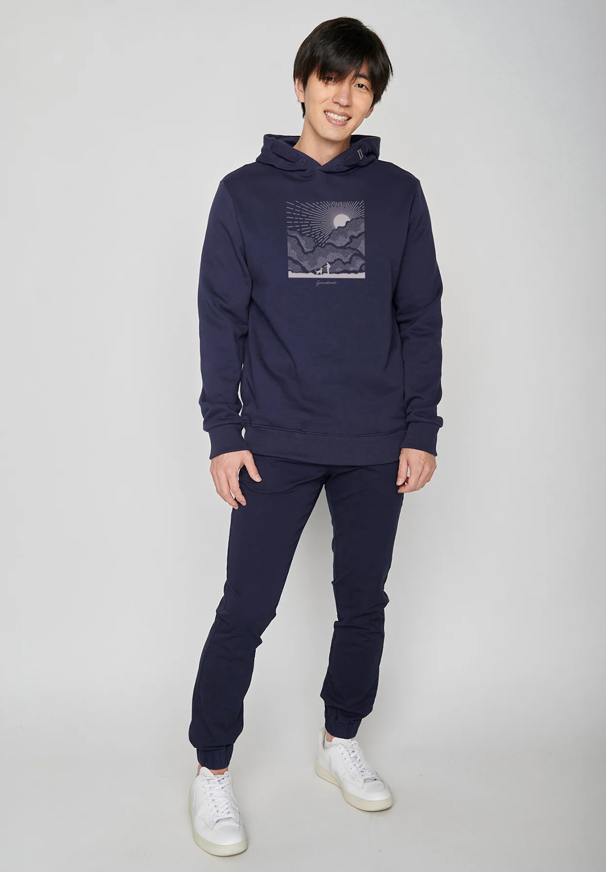 Sweat à capuche homme GREENBOMB en coton bio, porté de dos, coupe cintrée, bleu marine