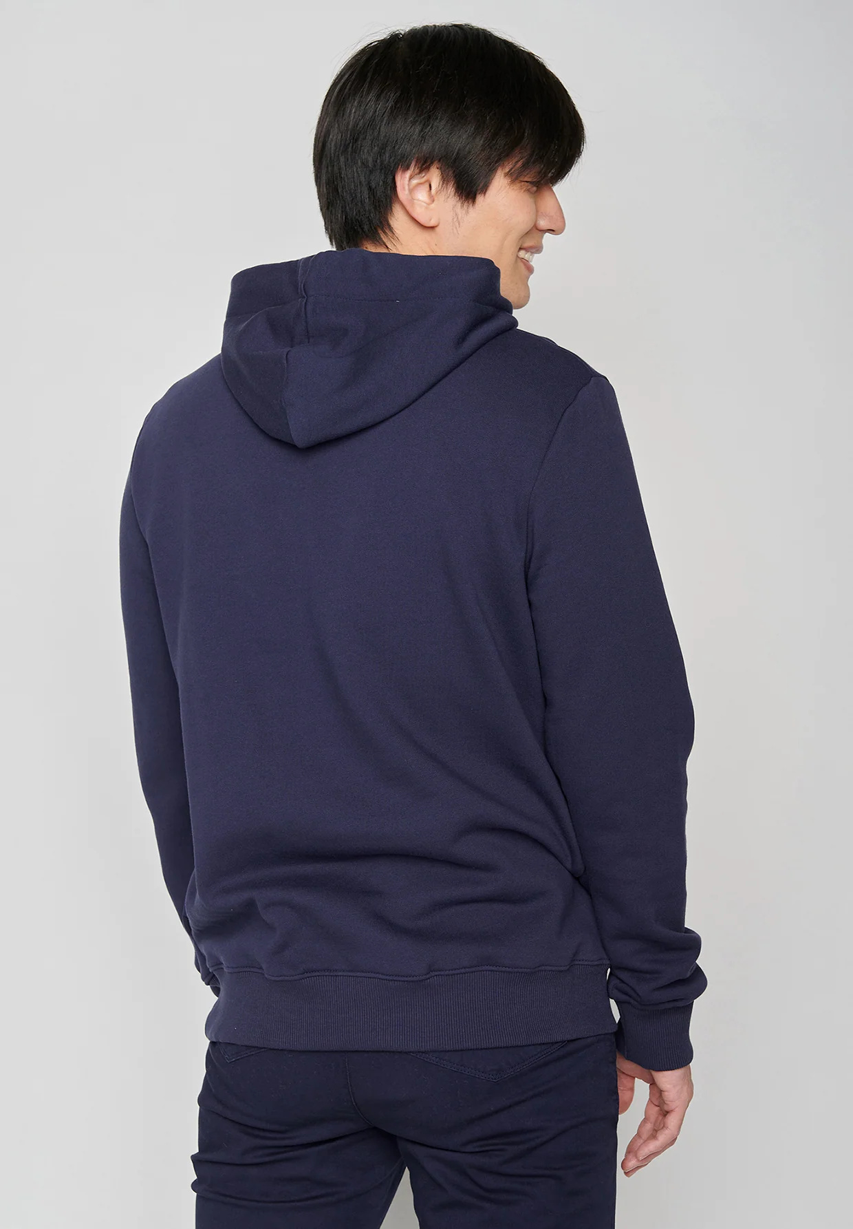 Sweat à capuche homme à motifs promeneur et chien en coton bio, vue portée en pied, bleu marine