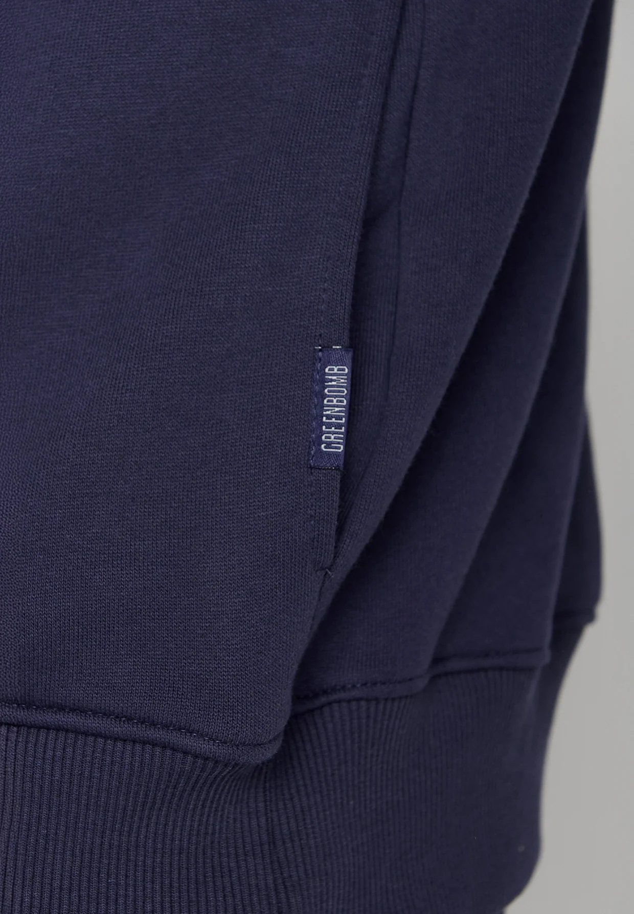 Sweat à capuche homme en coton bio GOTS, détail poche kangourou et cordon de capuche, bleu marine