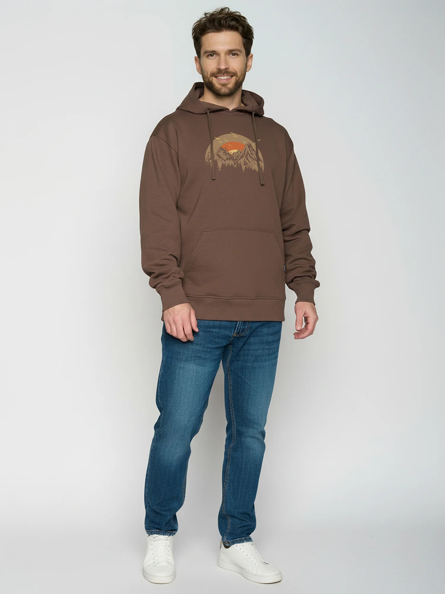 sweat à capuche homme GREENBOMB en coton bio, porté de dos, terre boisée
