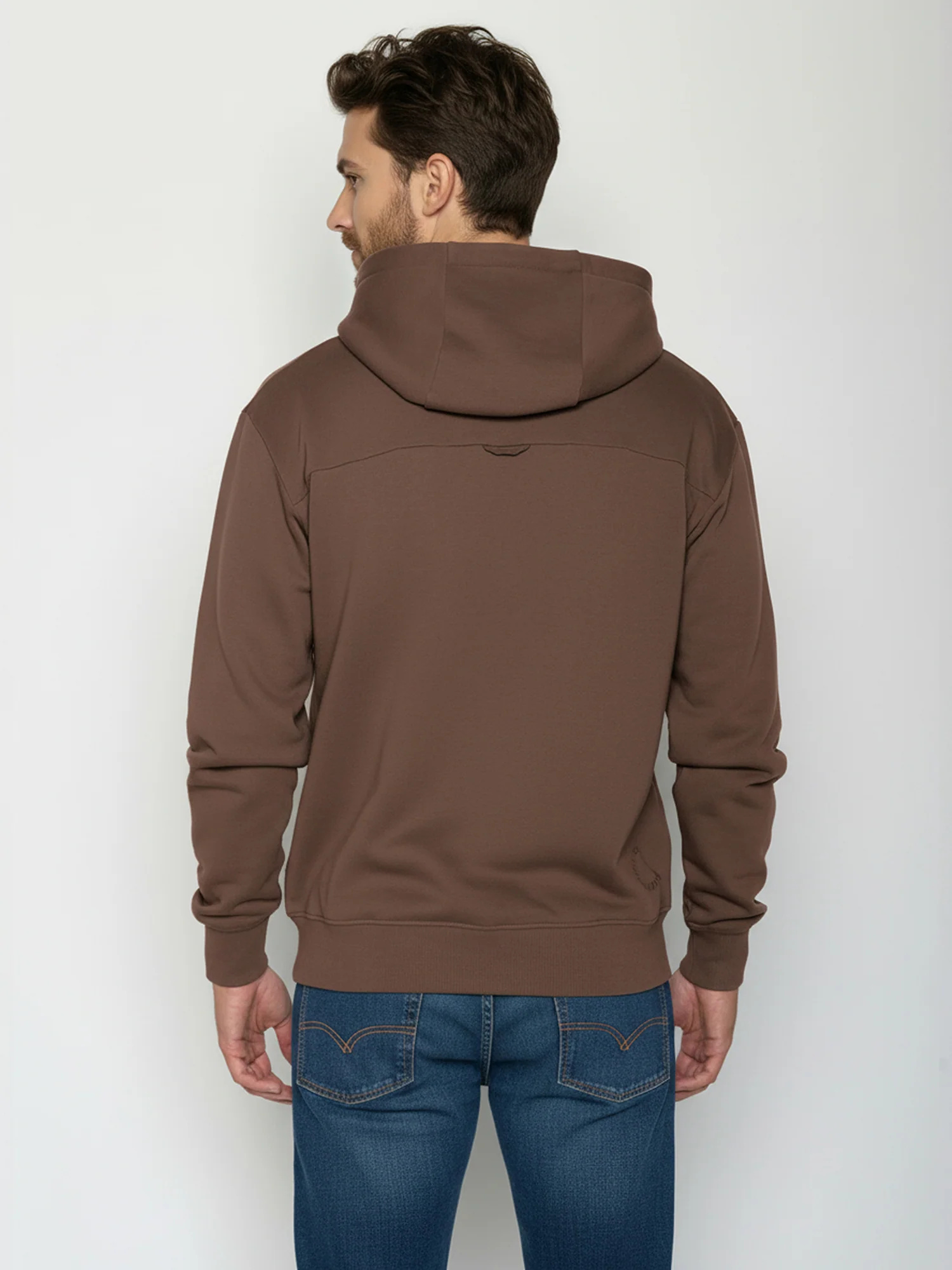 sweat à capuche homme en coton bio, vue portée en pied, terre boisée