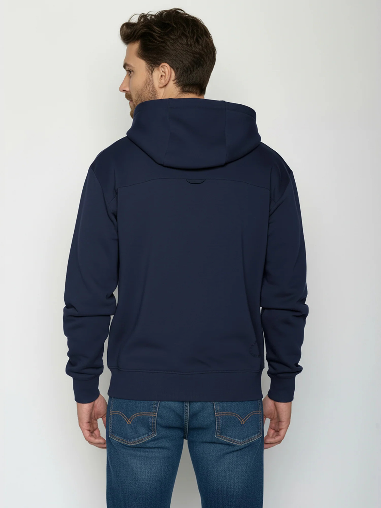 sweat à capuche homme en coton bio, vue portée en pied, bleu marine