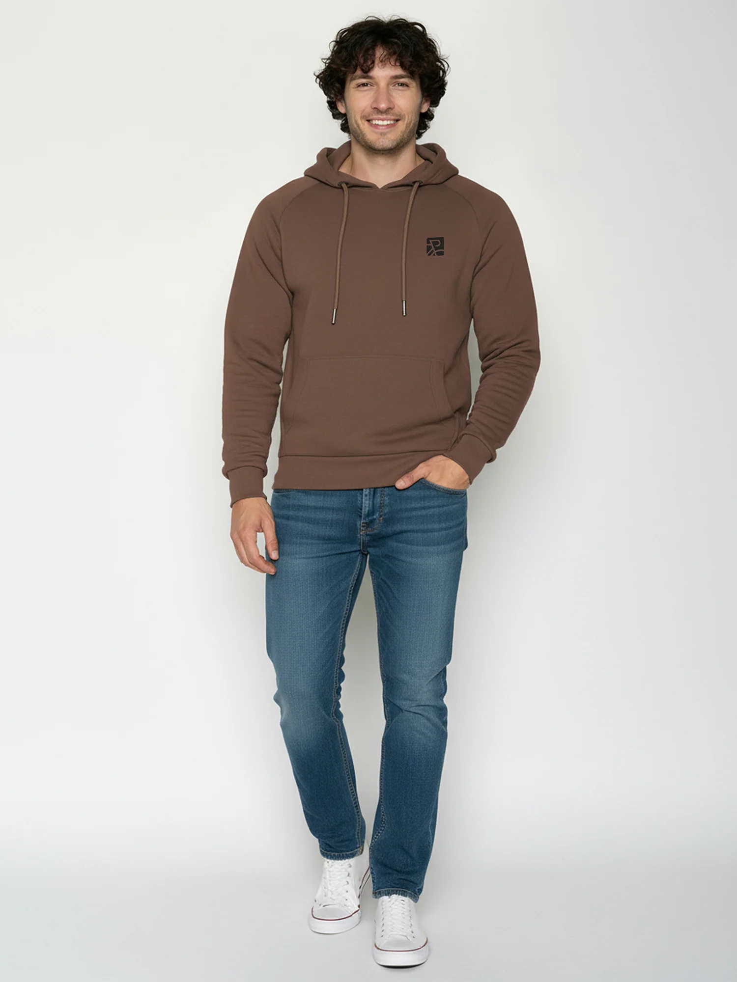 sweat à capuche homme GREENBOMB en coton bio, porté de dos, terre boisée