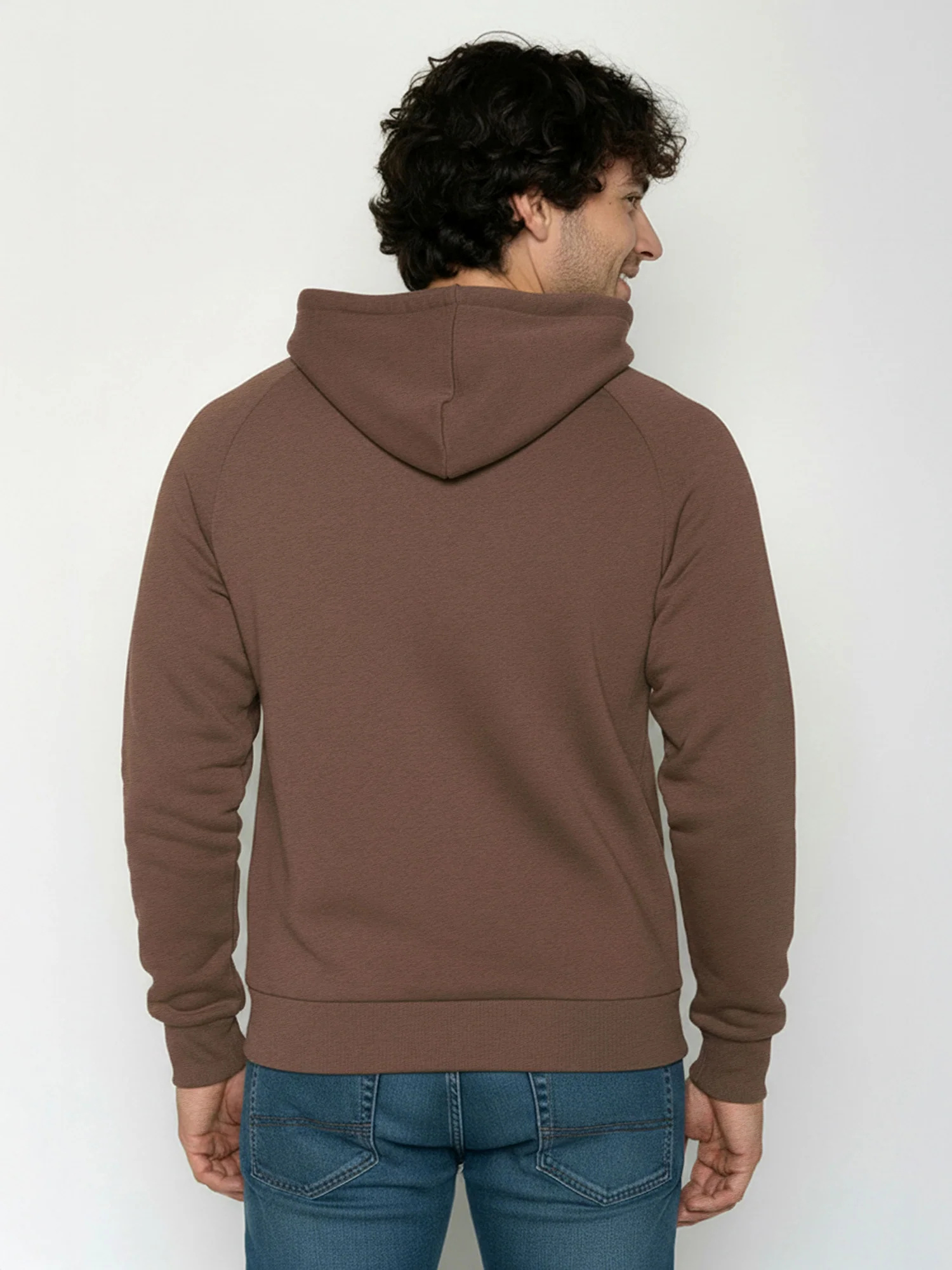 sweat à capuche homme en coton bio, vue portée en pied, terre boisée