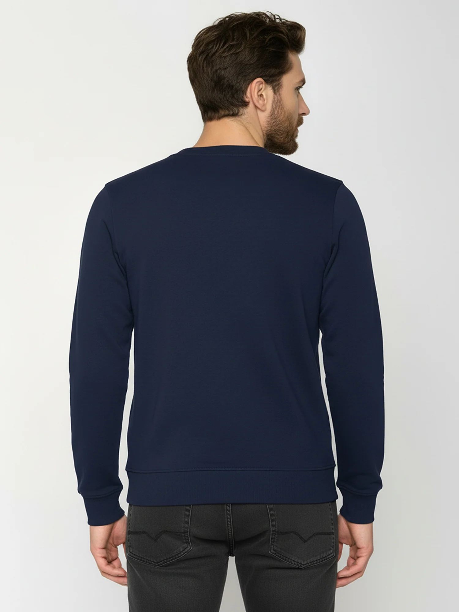 sweat homme en coton bio, vue portée en pied, bleu marine