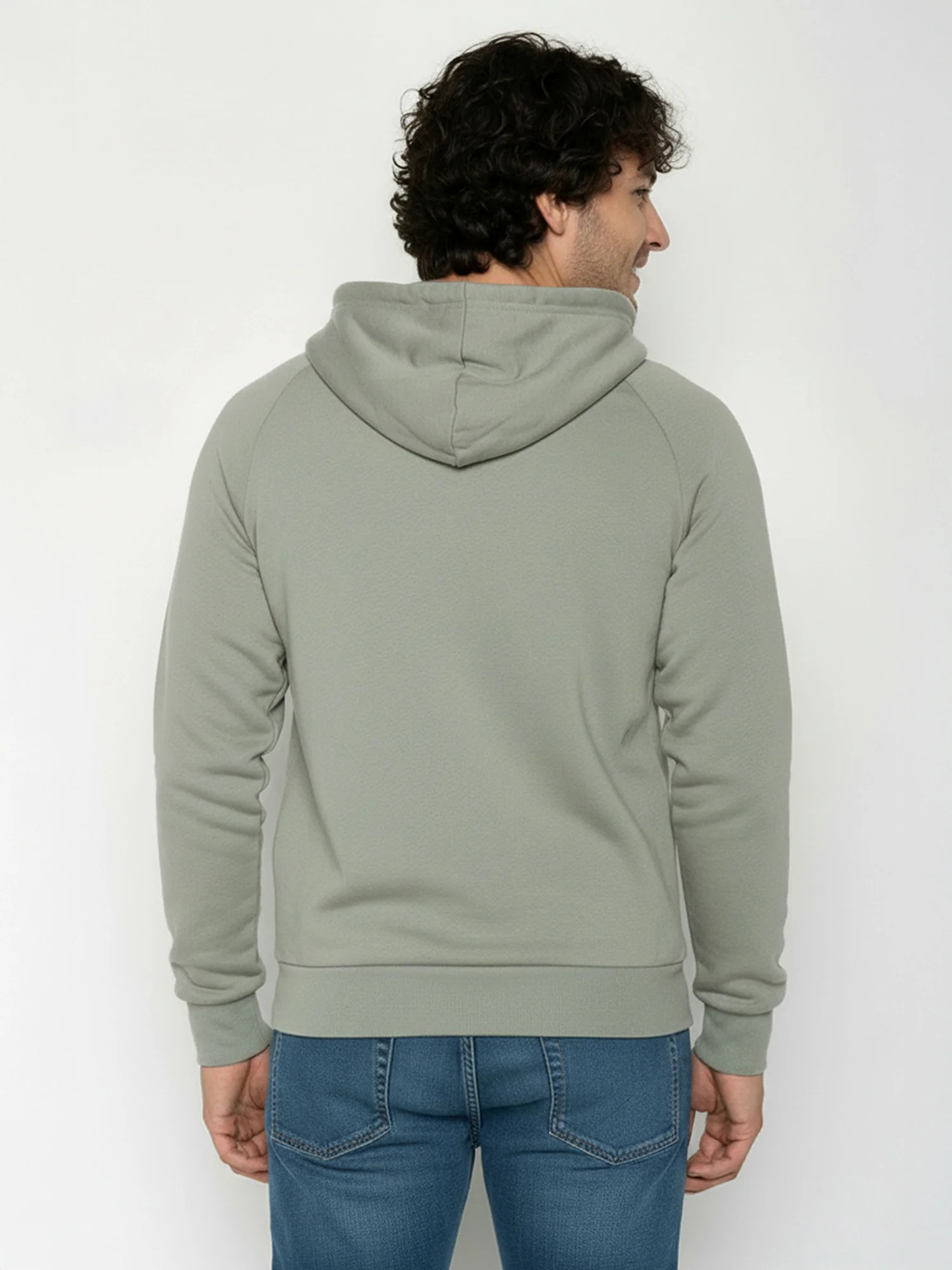 sweat à capuche homme en coton bio, vue portée en pied, vert mousse clair