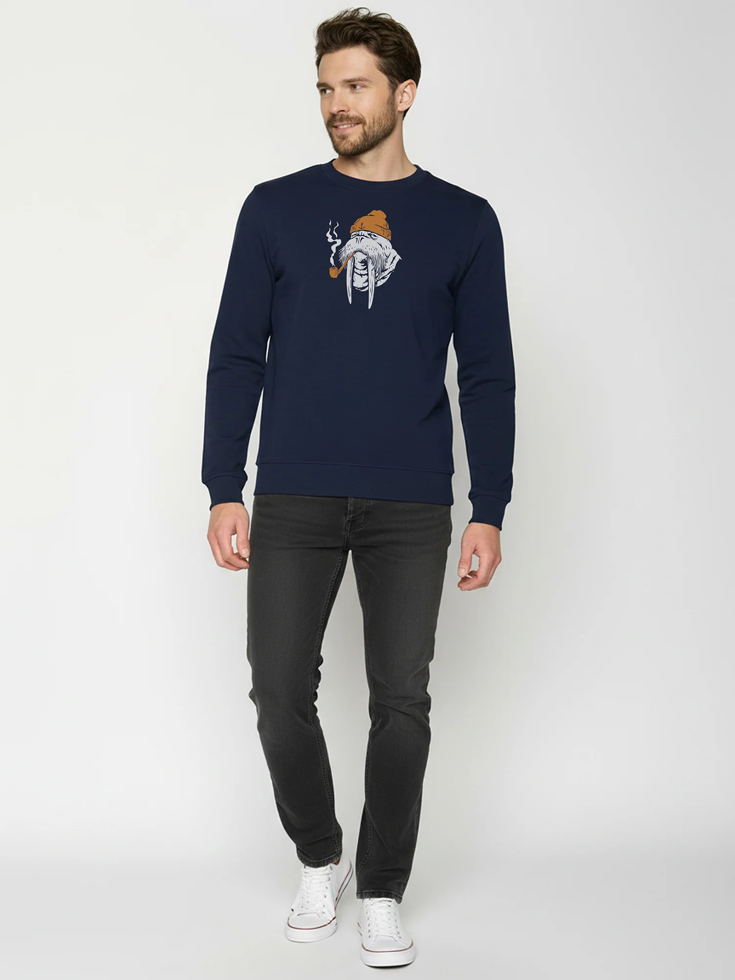 sweat homme GREENBOMB en coton bio, porté de dos, bleu marine