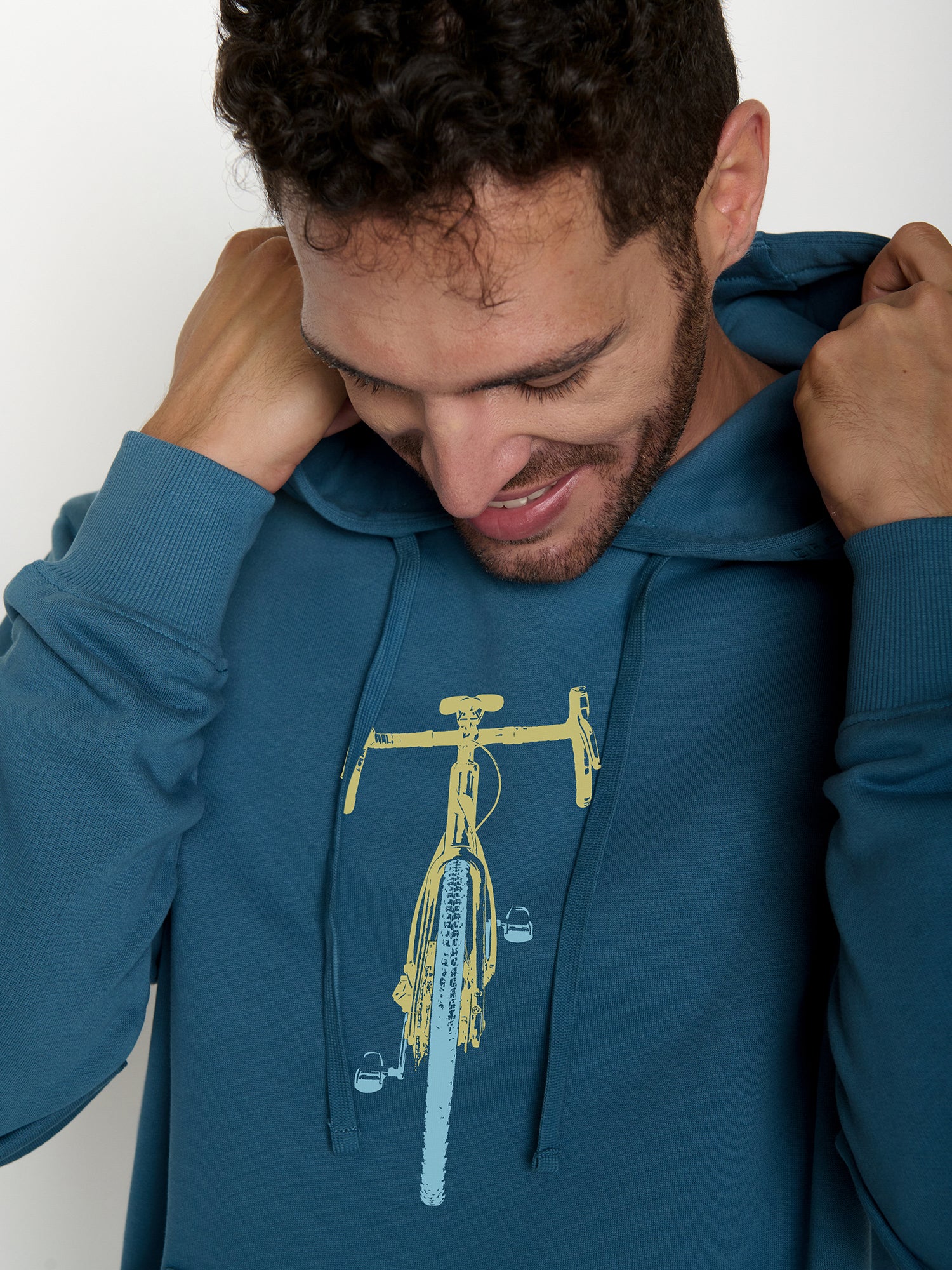 sweat à capuche homme en coton bio GOTS, détail du motif, bleu marée