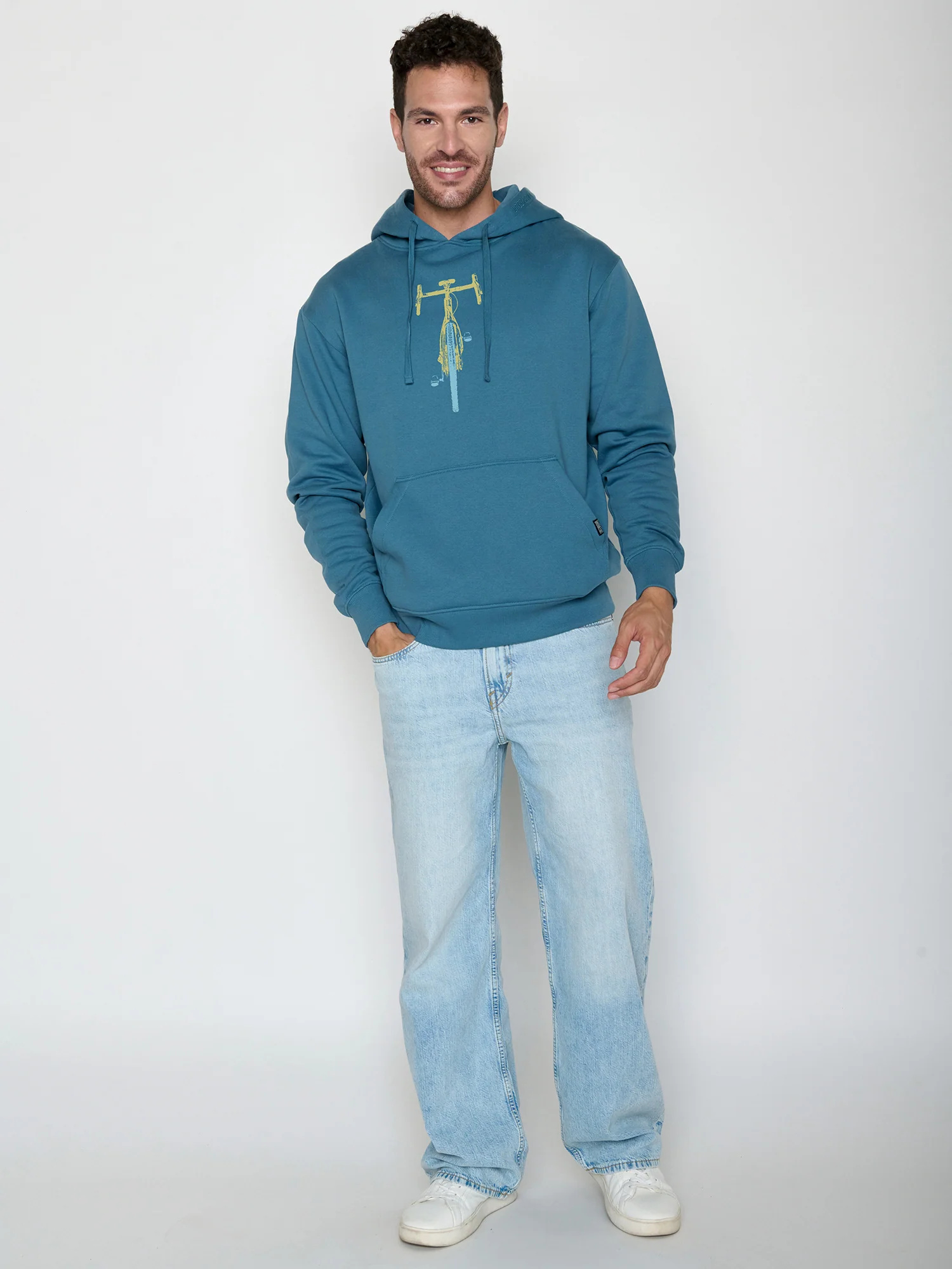 sweat à capuche homme GREENBOMB en coton bio, porté de dos, bleu marée