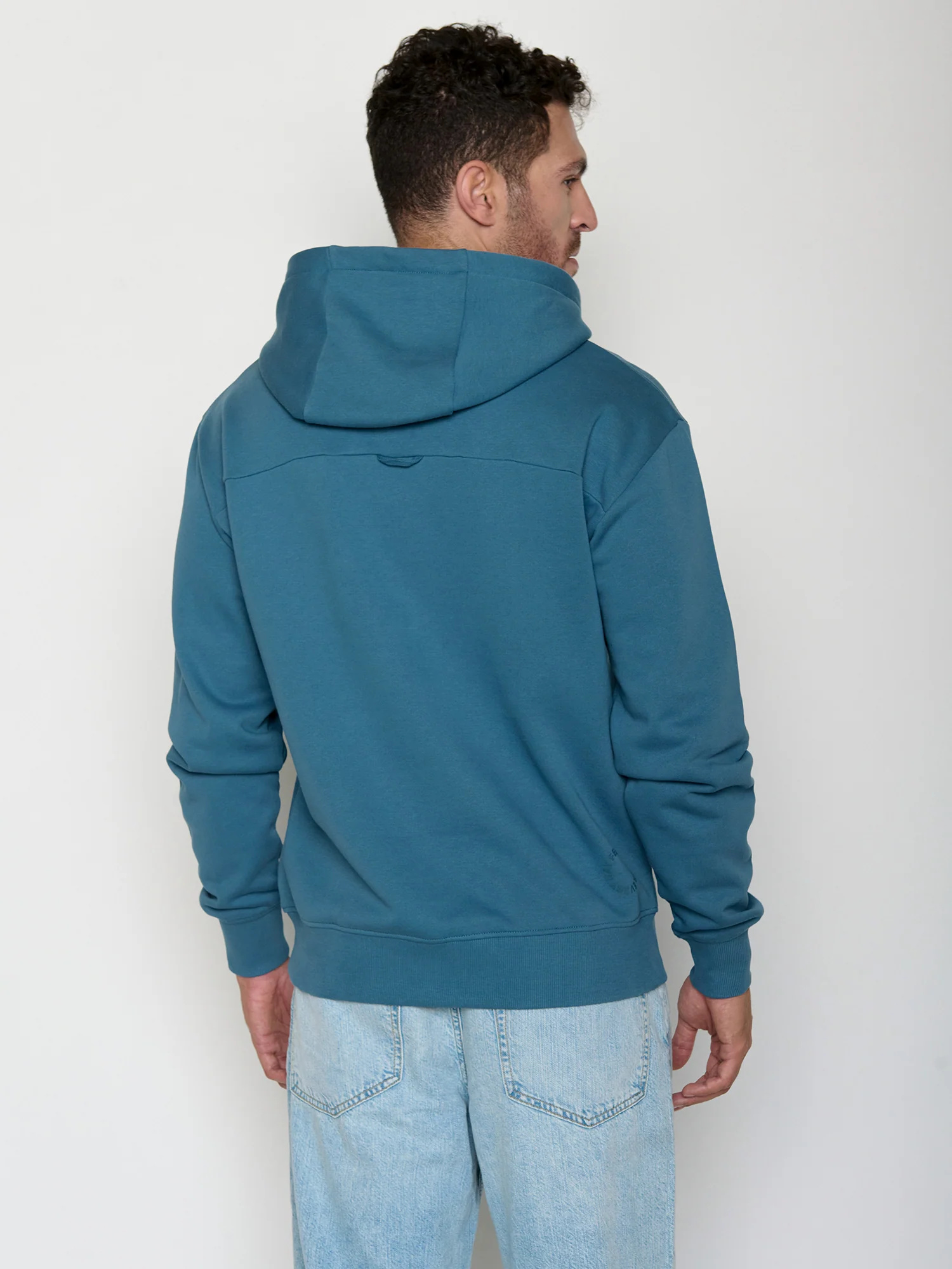 sweat à capuche homme en coton bio, vue portée en pied, bleu marée