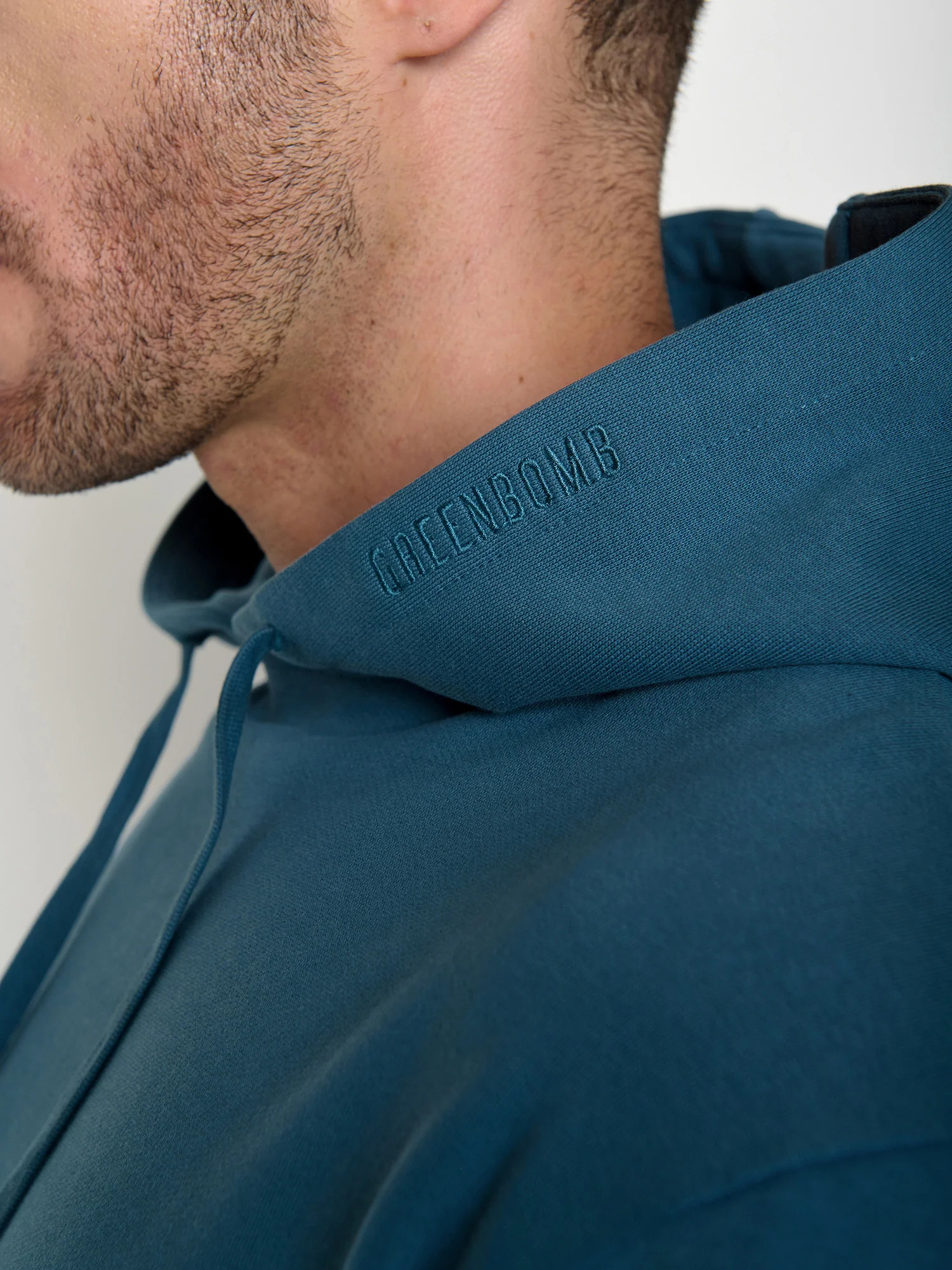 sweat à capuche homme en coton bio GOTS, détail des finitions, bleu marée