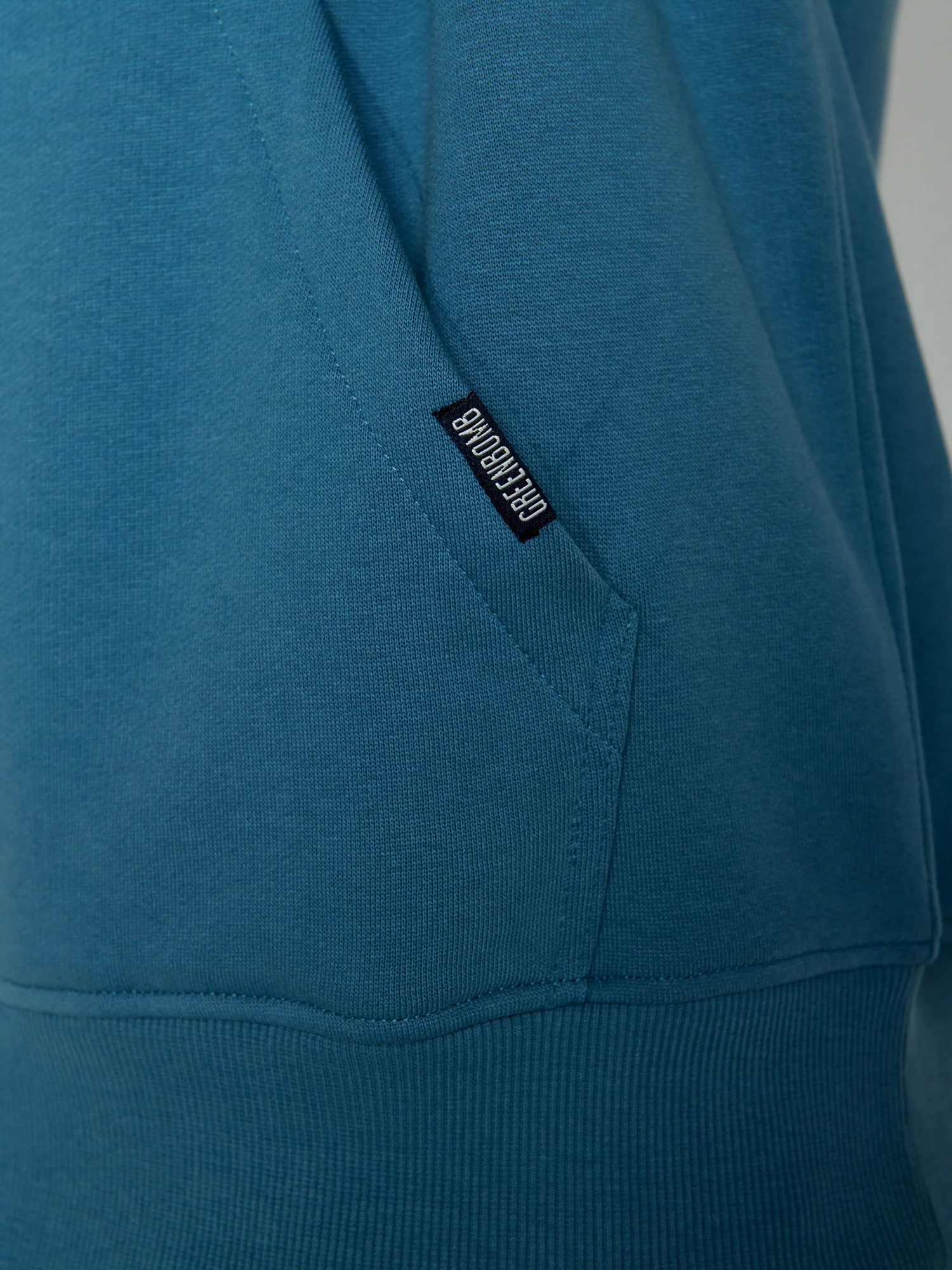 sweat à capuche homme GREENBOMB en coton bio dans son emballage, bleu marée