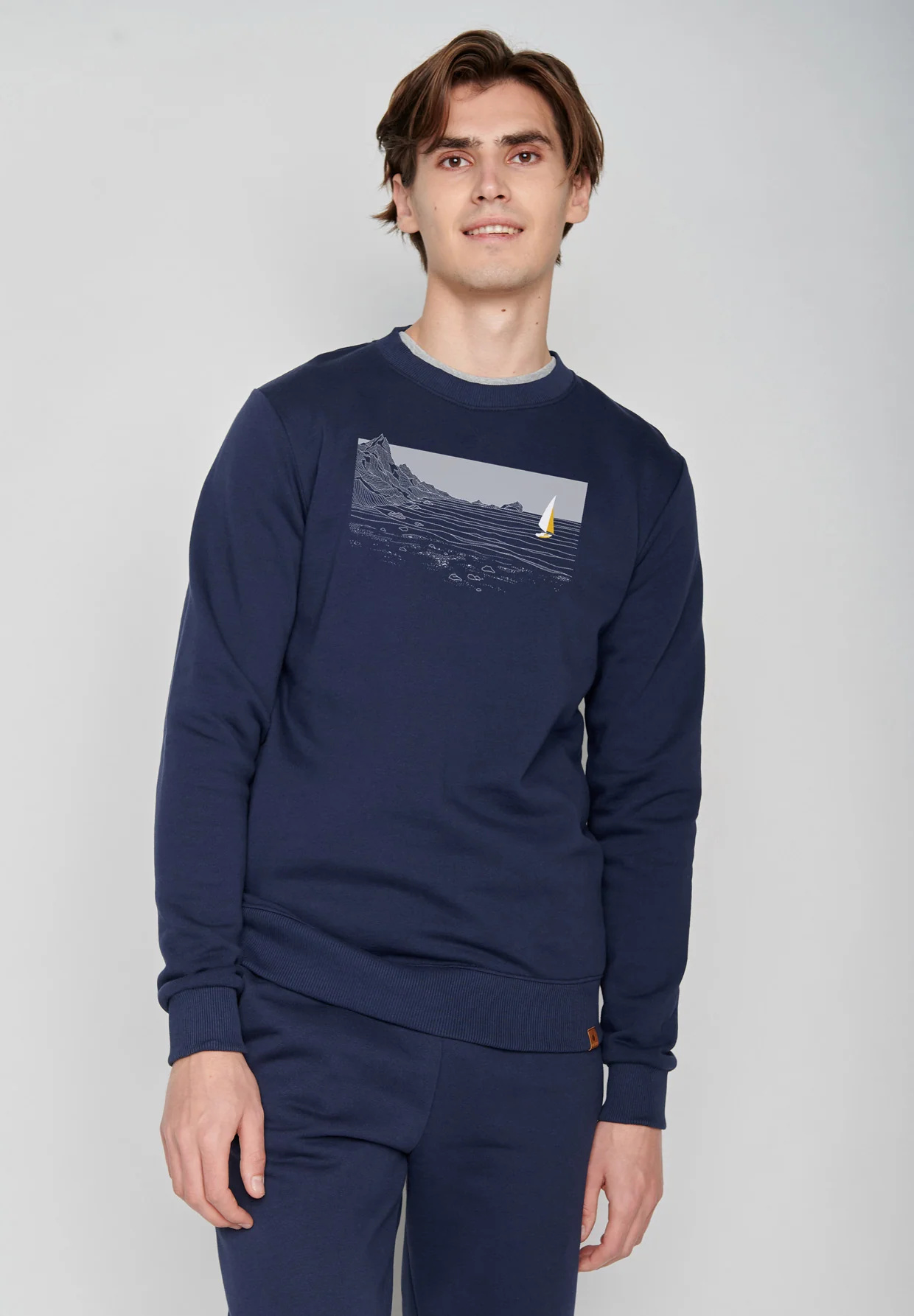 sweat homme en coton bio GOTS, détail du motif, bleu marine