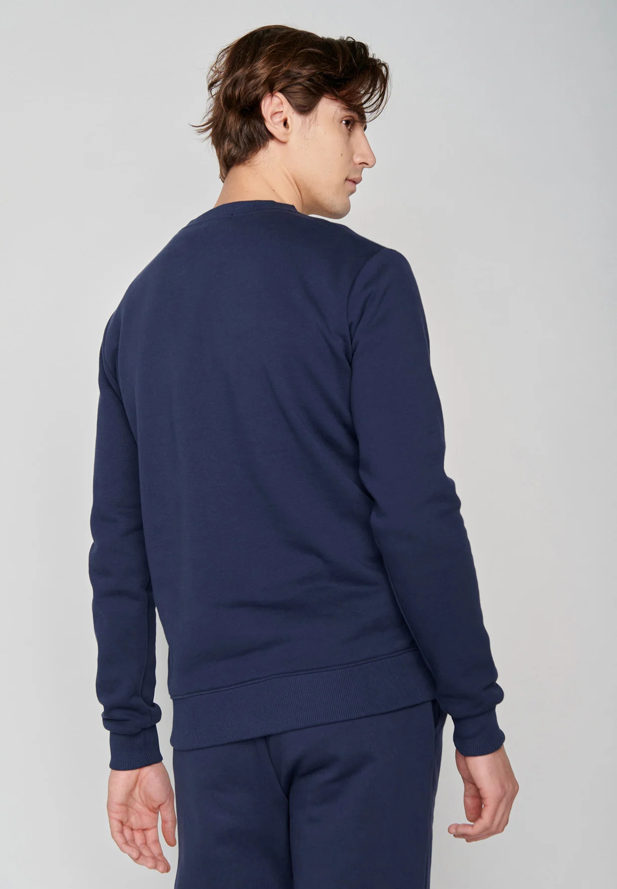 sweat homme GREENBOMB en coton bio, porté de dos, bleu marine