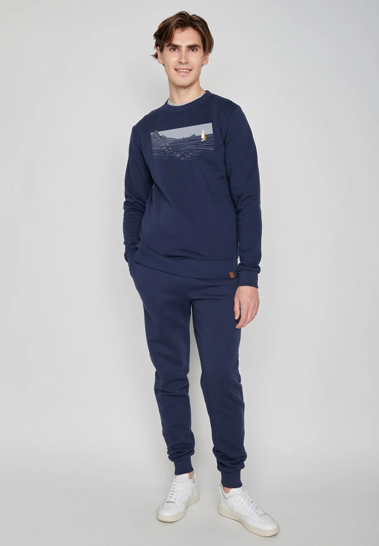 sweat homme en coton bio, vue portée en pied, bleu marine