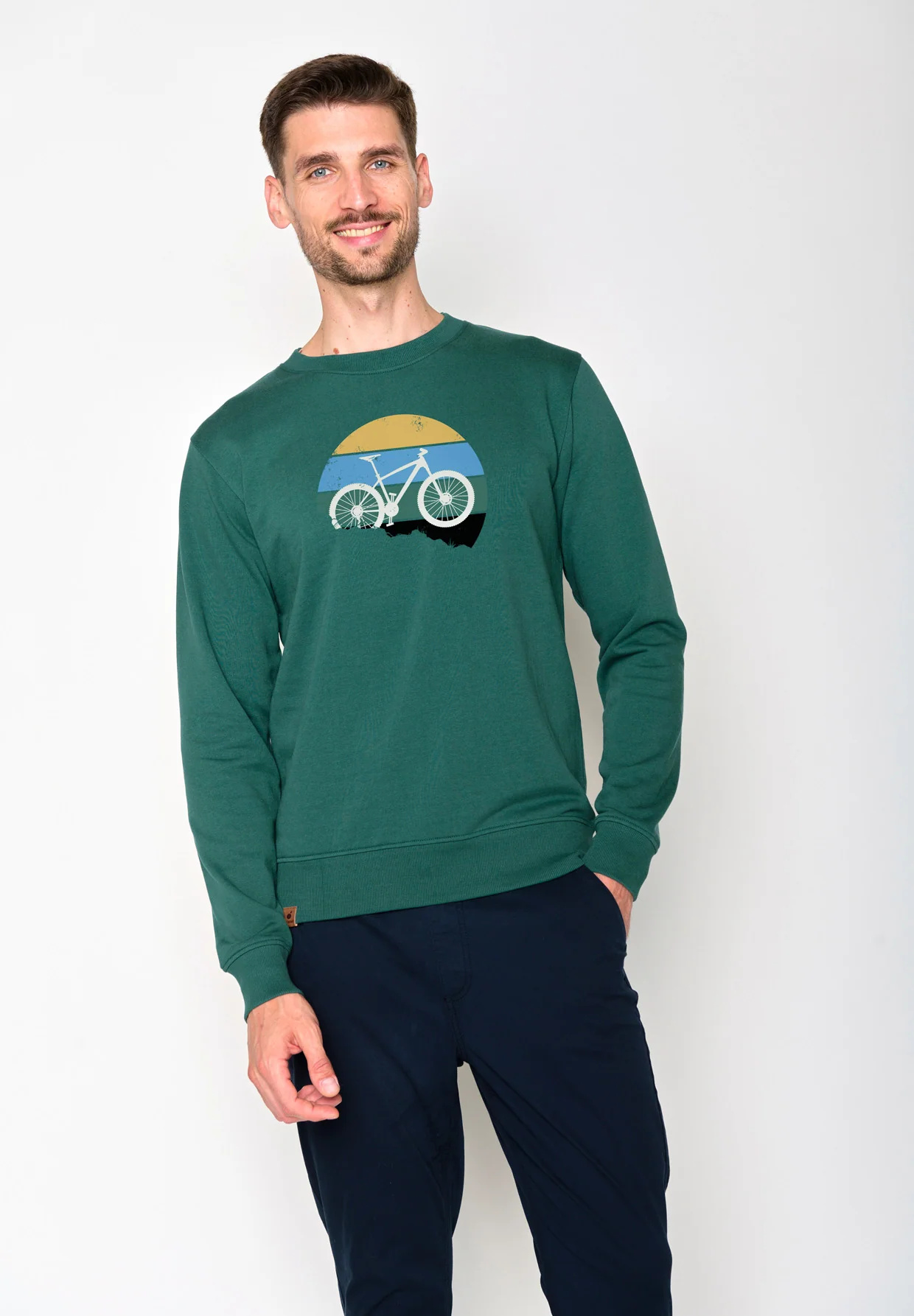 sweat homme GREENBOMB en coton bio, porté de dos, vert jungle
