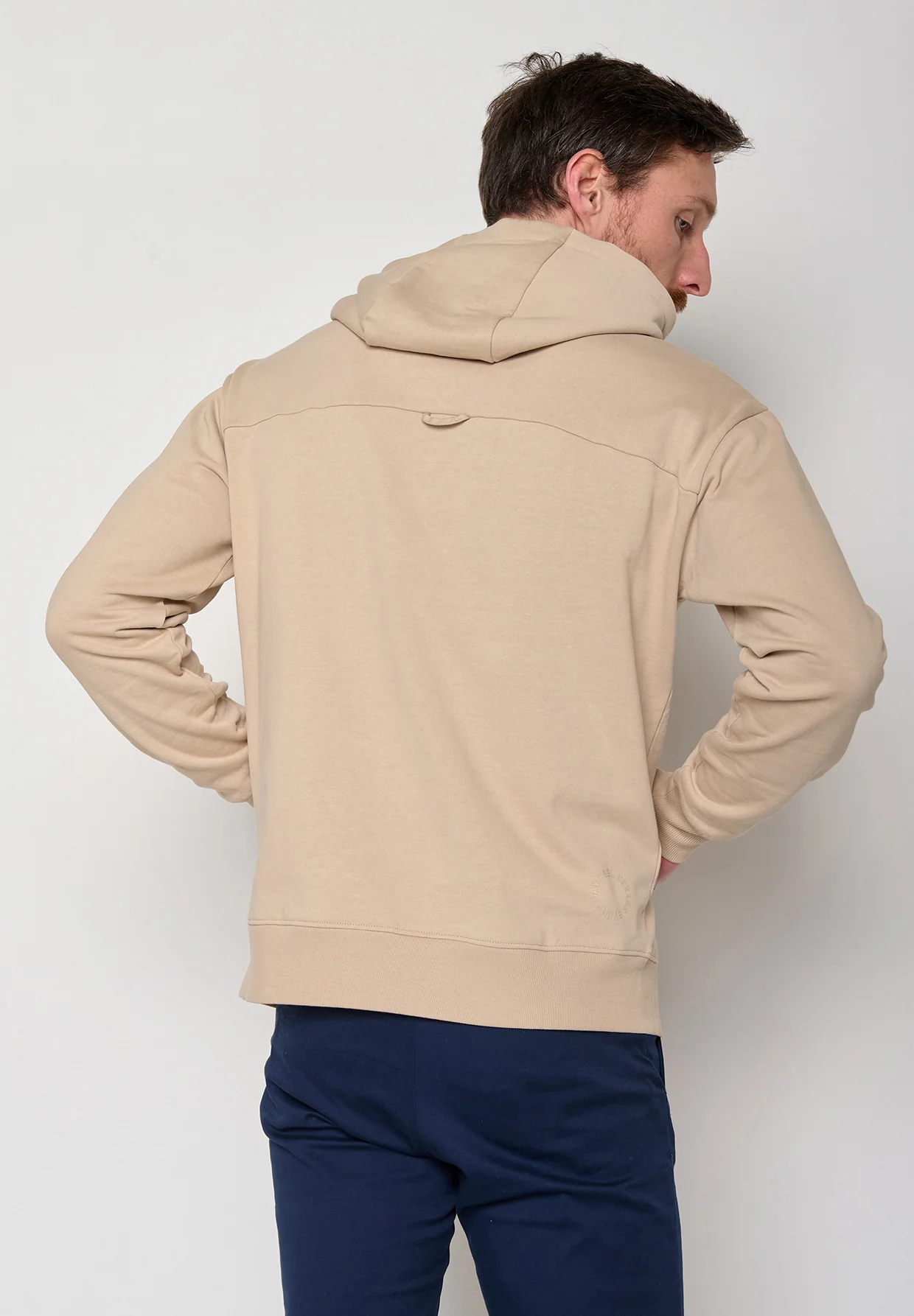 sweat à capuche homme en coton bio GOTS, détail du motif, beige latte