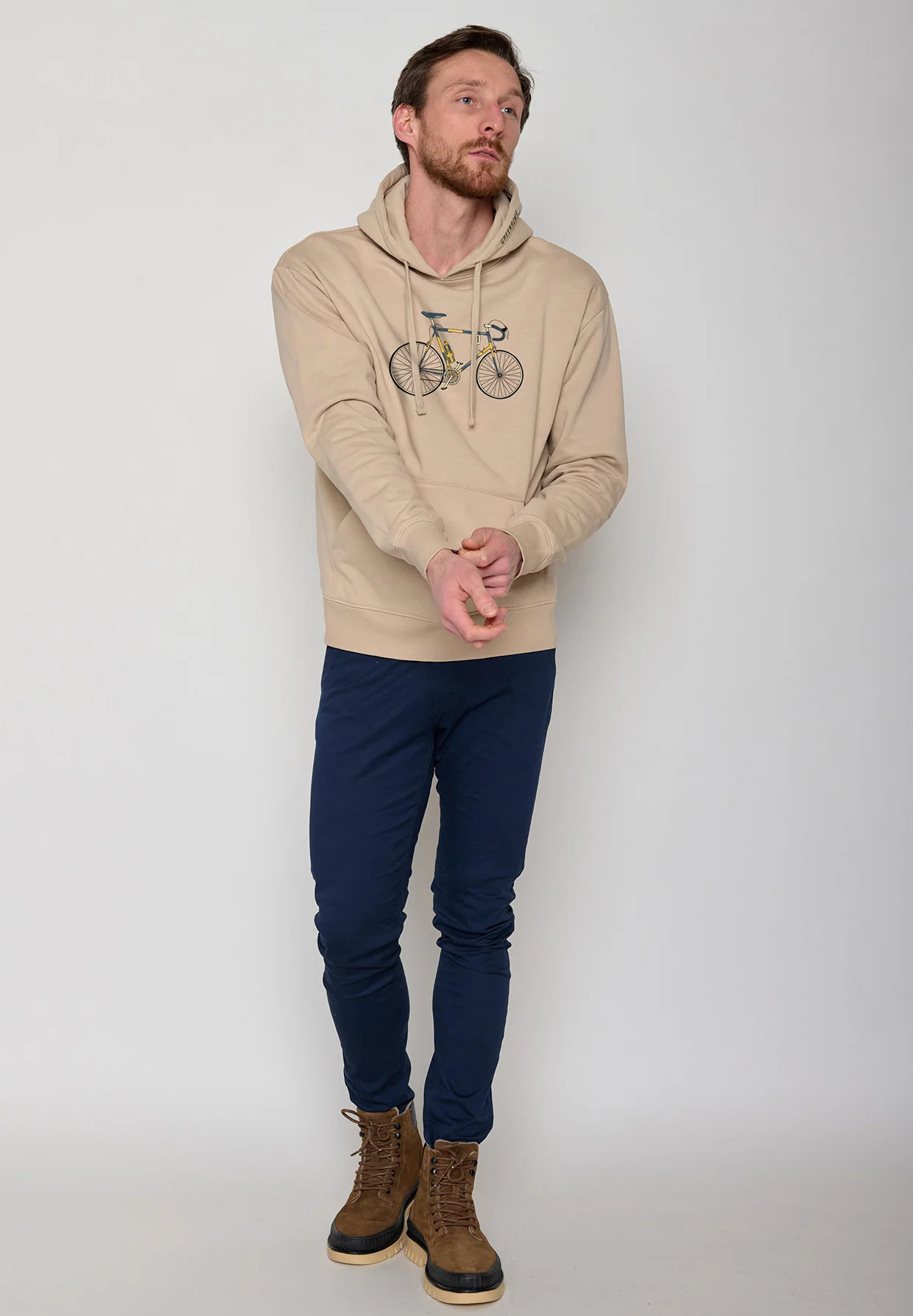 sweat à capuche homme GREENBOMB en coton bio, porté de dos, beige latte