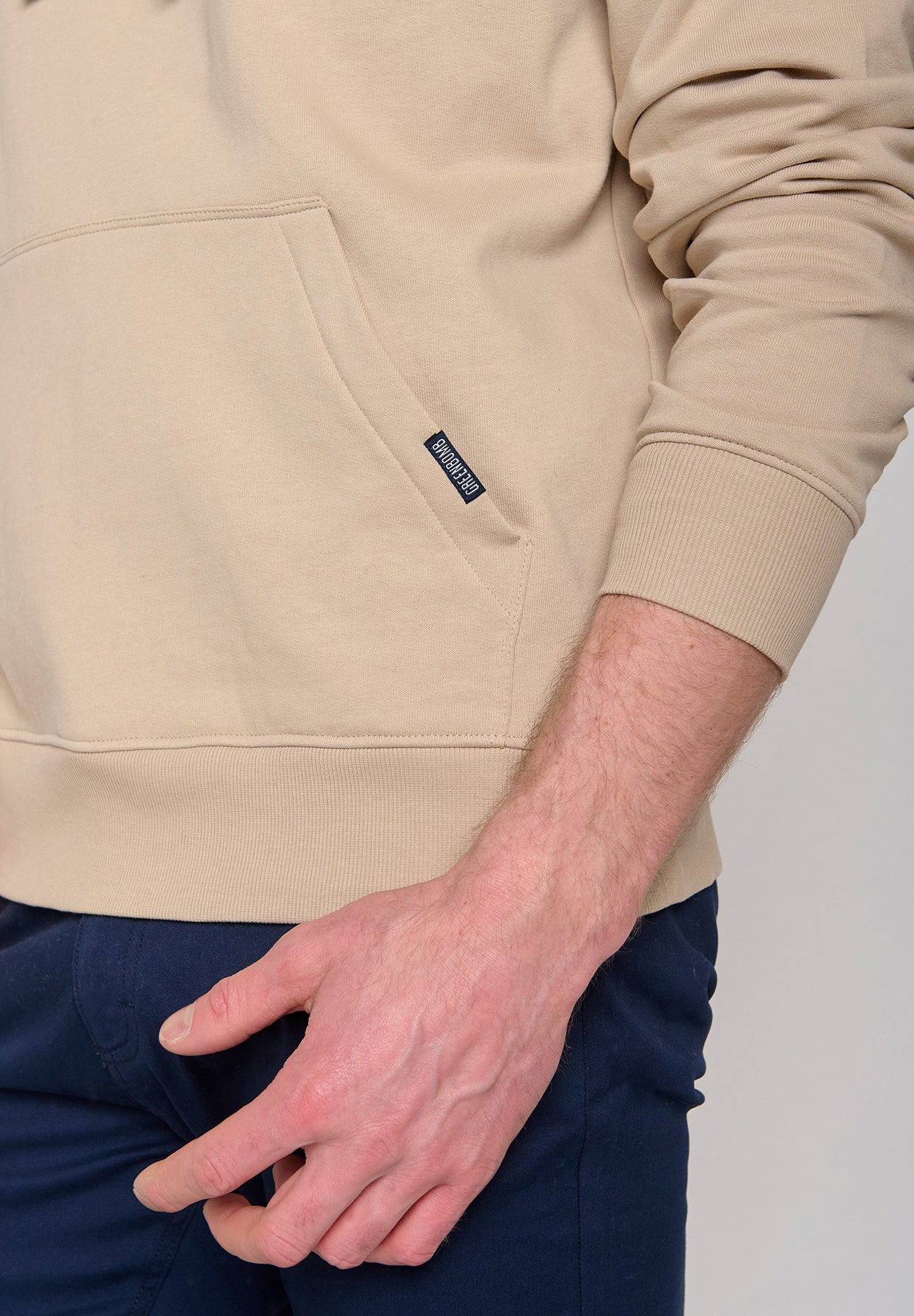 sweat à capuche homme en coton bio, vue portée en pied, beige latte
